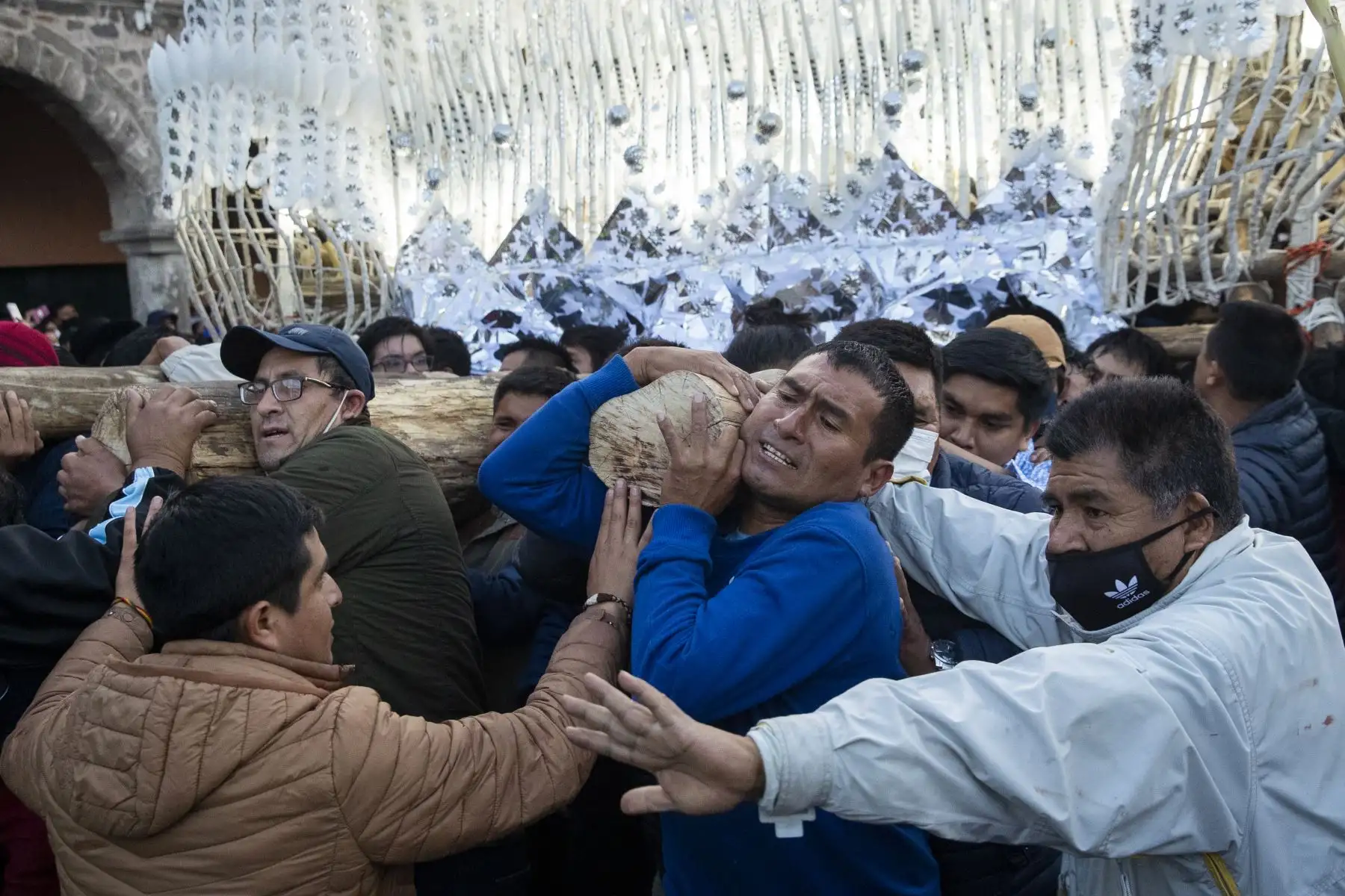 Miles de fieles acompañaron la procesión del Señor de Resurrección en la Semana Santa en  Ayacucho. 
Foto: ANDINA/Carla Patiño Ramírez