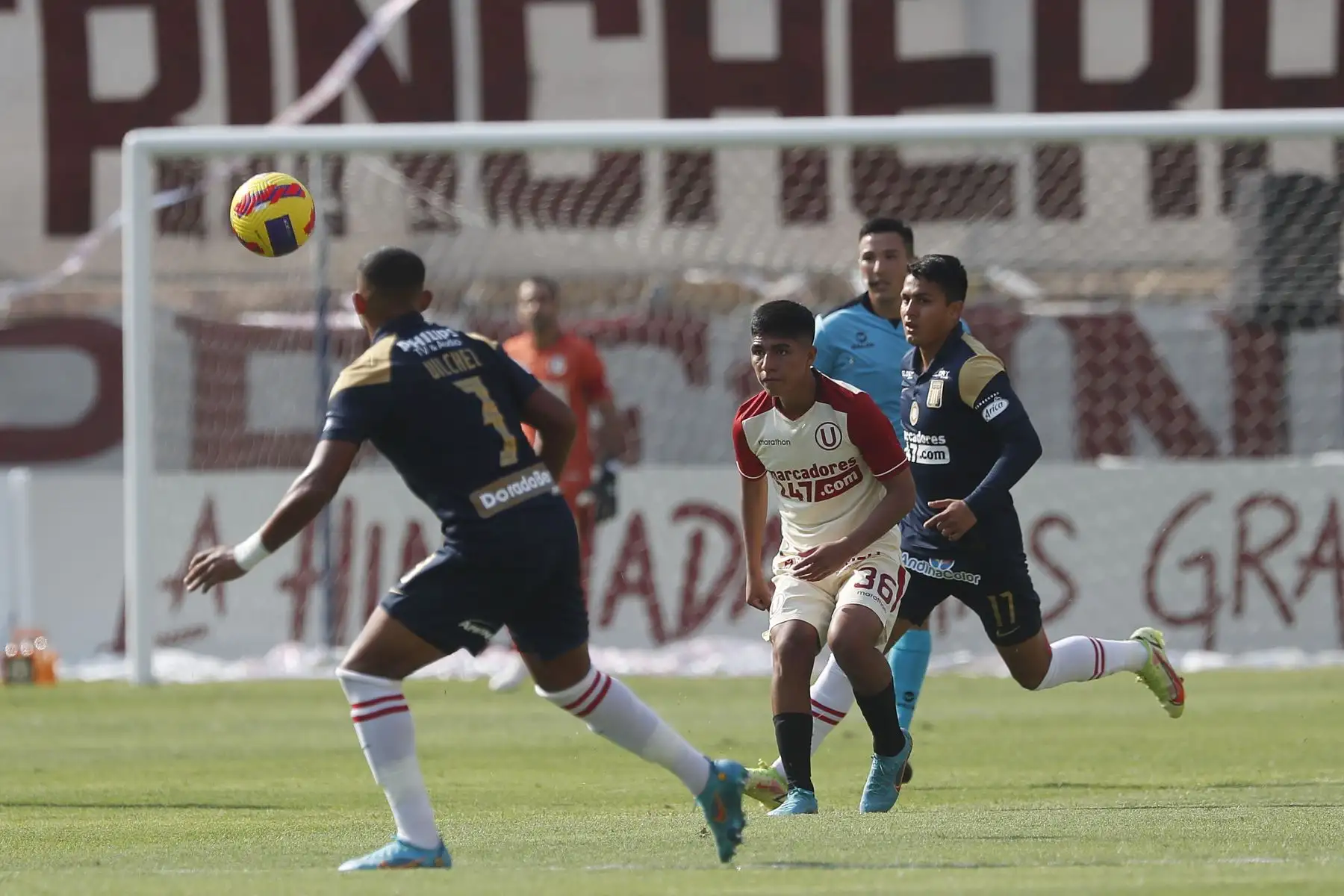 Alianza Limas vs Universitario de Deportes protagonizan el clásico del futbol peruano por la jornada 10 de la Liga 1 en el estadio Monumental de Ate. 
Foto: ANDINA/Renato Pajuelo

Foto: ANDINA/Renato Pajuelo