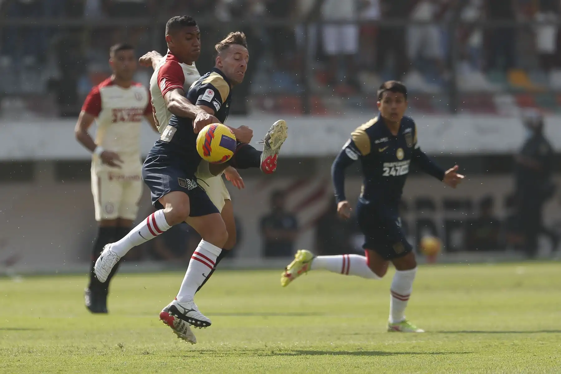 Alianza Limas vs Universitario de Deportes protagonizan el clásico del futbol peruano por la jornada 10 de la Liga 1 en el estadio Monumental de Ate. 
Foto: ANDINA/Renato Pajuelo