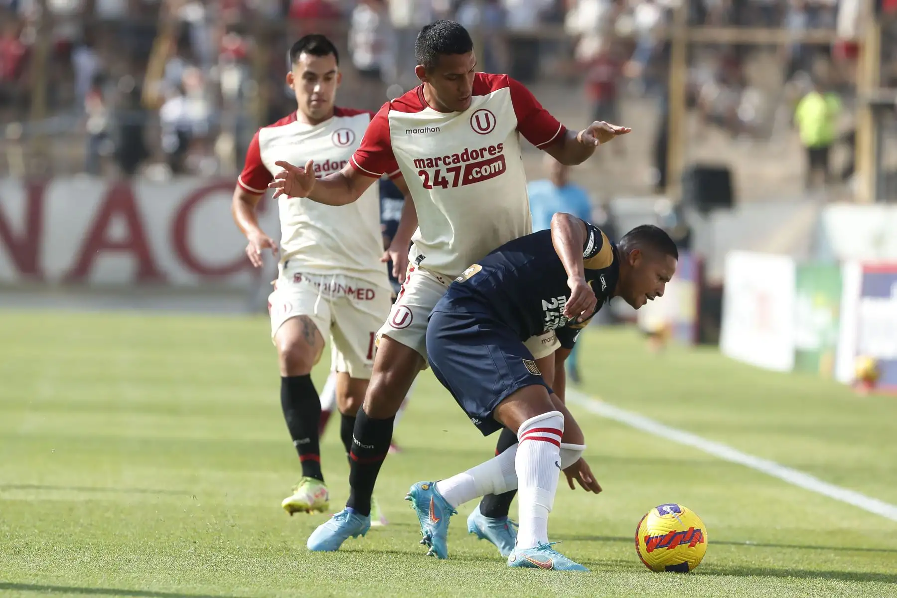 Alex Valera de Universitario de Deportes disputa el balón ante el jugador de Alianza Lima en el clásico de futbol peruano por la jornada 10 de la Liga 1, Estadio Monumental de Ate. 
Foto: ANDINA/Renato Pajuelo