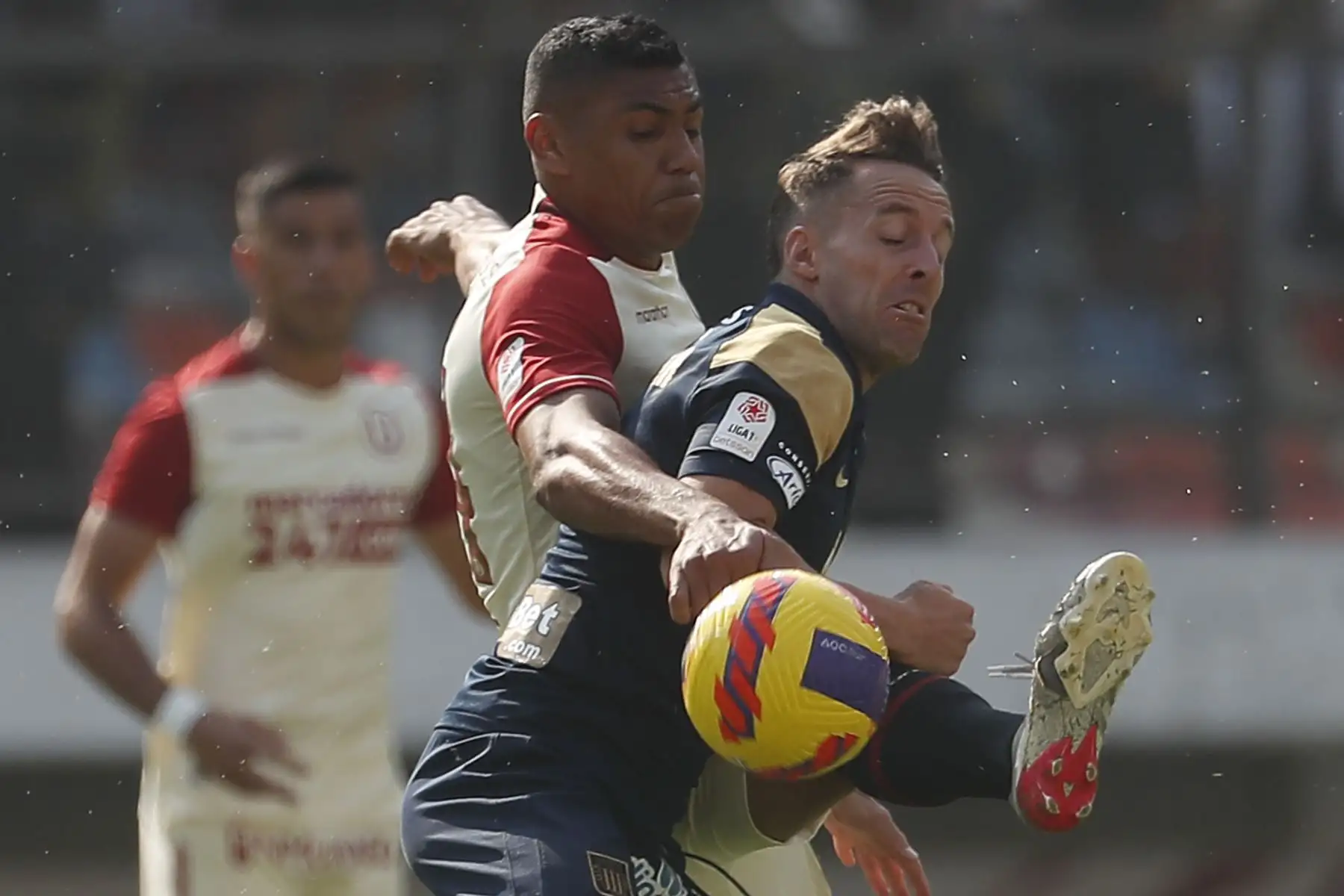 Alianza Limas vs Universitario de Deportes protagonizan el clásico del futbol peruano por la jornada 10 de la Liga 1 en el estadio Monumental de Ate. 
Foto: ANDINA/Renato Pajuelo