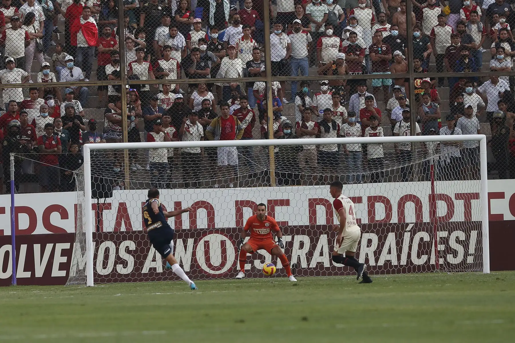 Hernán Barcos de Alianza Lima anota un gol en el clásico de fútbol peruano por la jornada 10 de la Liga 1 en el Estadio Monumental de Ate.
Foto: ANDINA/Renato Pajuelo