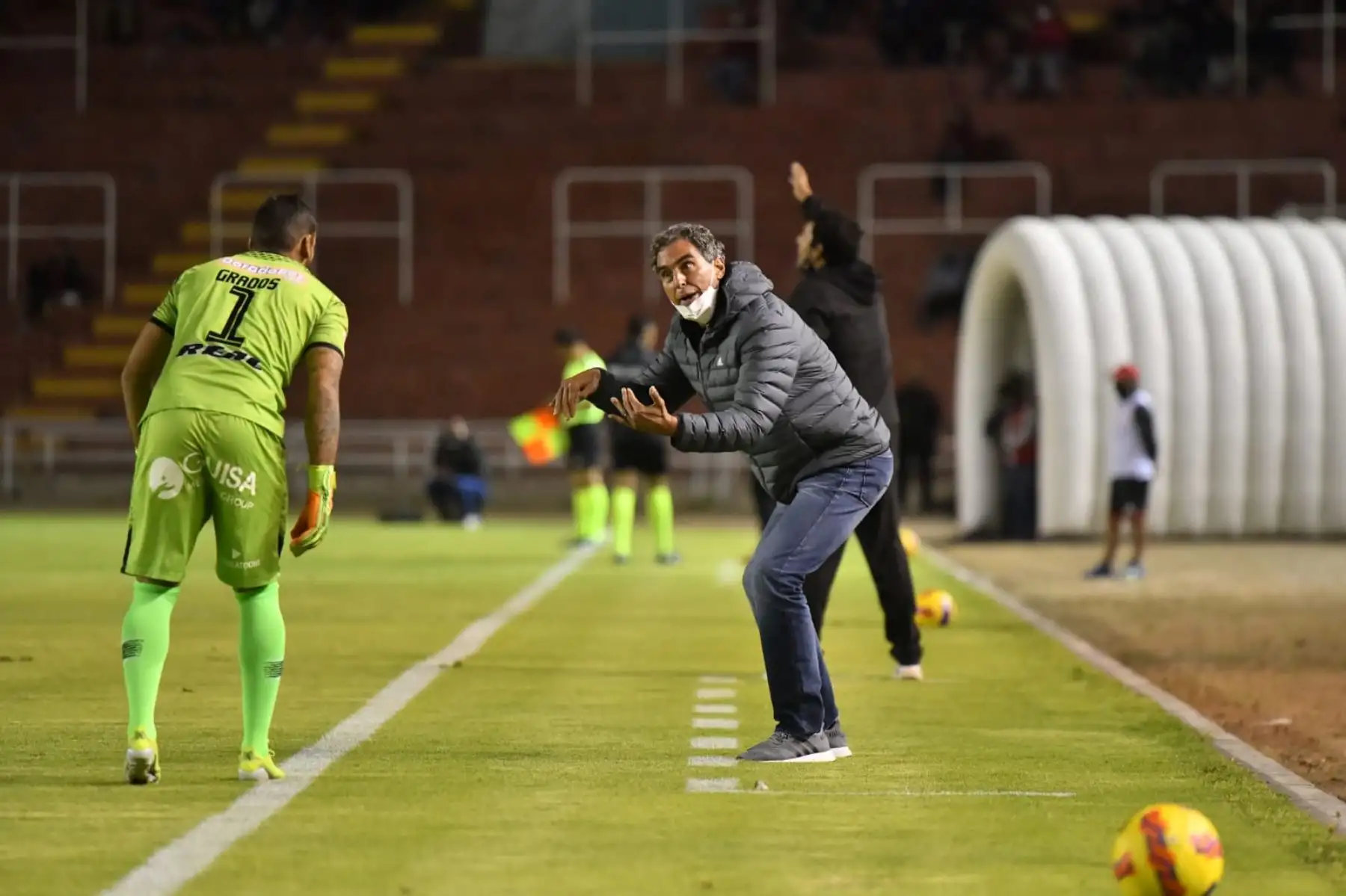 El DT de César Vallejo, José "Chemo" del Solar, dirige a su equipo que enfrenta al Melgar durante partido por la décima fecha de la Liga 1, en el  Monumental de la UNSA. Foto: Cortesía Diego Ramos