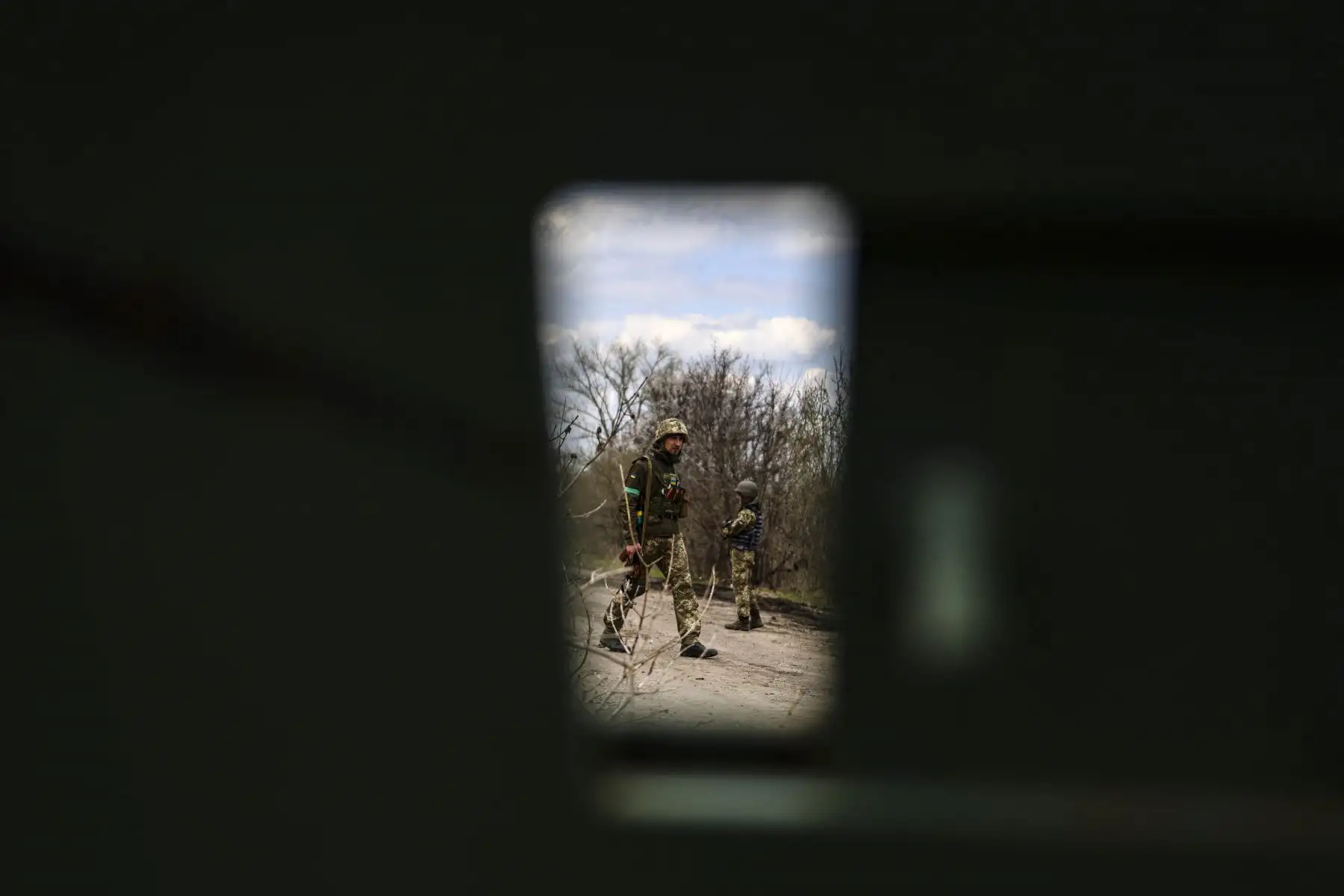 Militares ucranianos montan guardia en un puesto de control en las afueras de Barvinkove. Foto: AFP