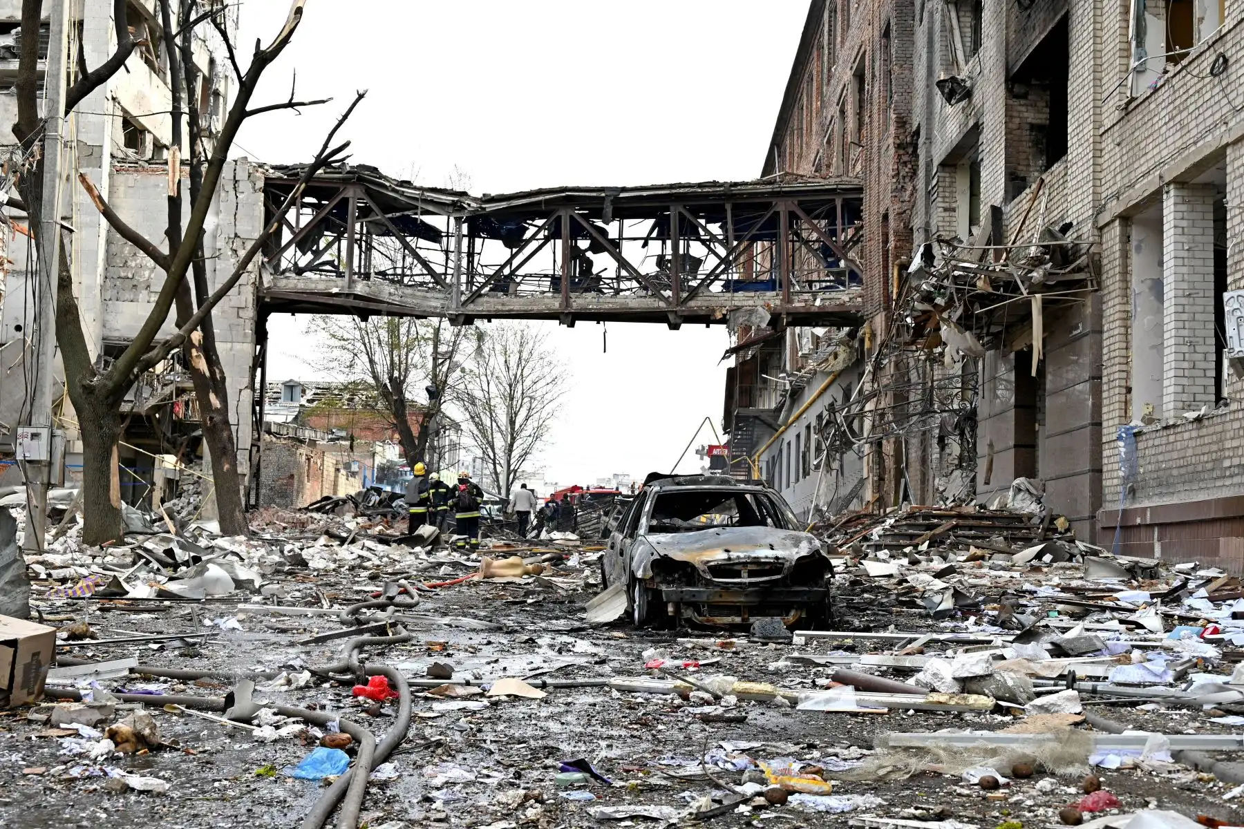 Los rescatistas revisan los escombros de los edificios destruidos tras el bombardeo en la región de Kharkiv. Foto: AFP