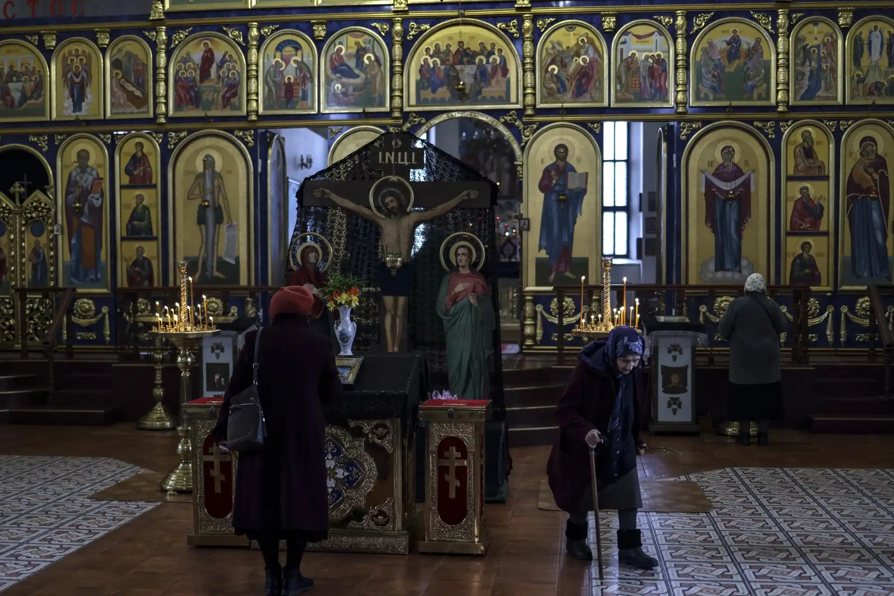 Fieles asisten a una misa en la iglesia Svyato-prokrovs