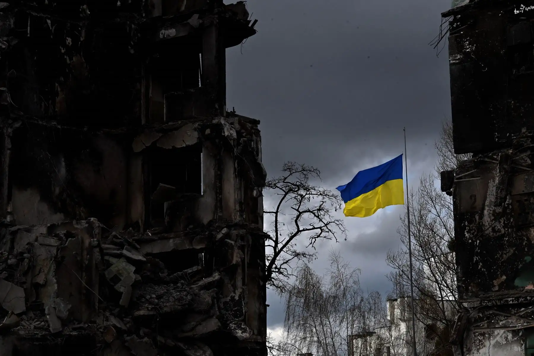 La bandera ucraniana ondea entre los edificios destruidos por los bombardeos, en la ciudad ucraniana de Borodianka, en la región de Kiev. Foto: AFP