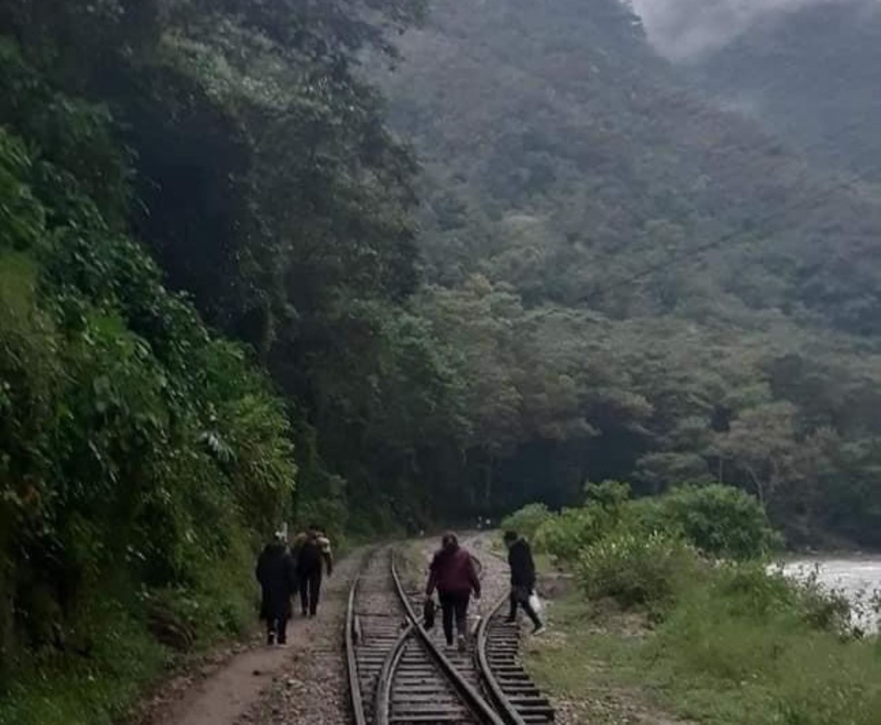 Decenas de turistas, en su mayoría nacionales, se encuentran varados en Cusco debido a la suspensión del servicio de trenes a Machu Picchu por el paro de 48 horas que acatan diversos gremios. ANDINA/Difusión