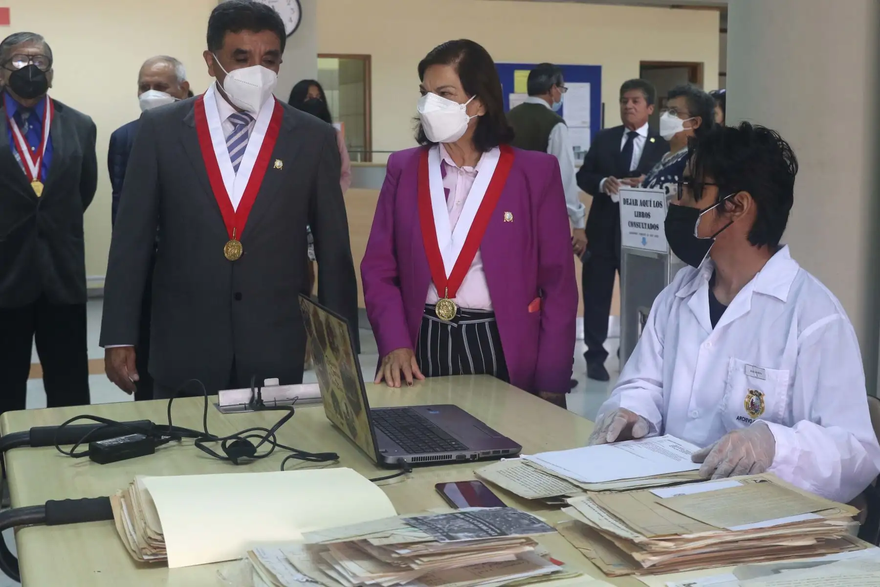 La reapertura de la biblioteca sanmarquina fue supervisada por la rectora, doctora Jeri Ramón Ruffner, y los vicerrectores académico de Pregrado y de investigación y Posgrado, doctores Carlos Cabrera Carranza y José Niño Montero, respectivamente.  Foto: ANDINA/ Eddy Ramos