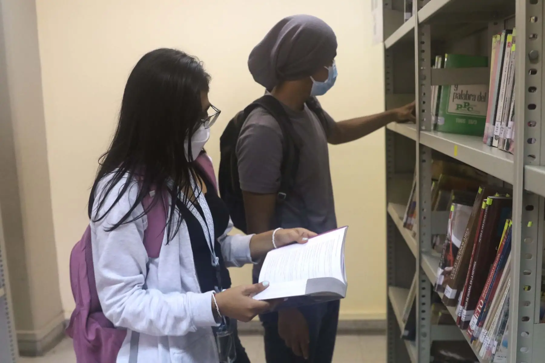 La biblioteca atenderá al público de lunes a sábado de 9:00 a. m. a 4:00 p. m. Para hacer uso de sus instalaciones, los usuarios deberán portar mascarilla y carné físico o digital de vacunación con las tres dosis. Foto: ANDINA/ Eddy Ramos