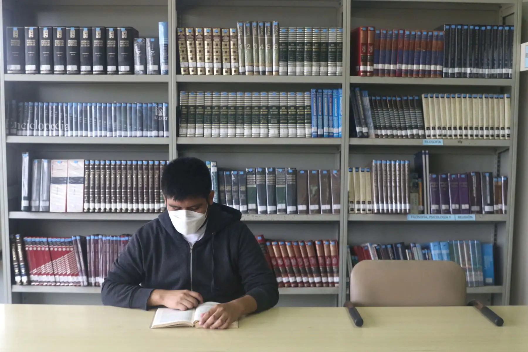 La biblioteca atenderá al público de lunes a sábado de 9:00 a. m. a 4:00 p. m. Para hacer uso de sus instalaciones, los usuarios deberán portar mascarilla y carné físico o digital de vacunación con las tres dosis. Foto: ANDINA/ Eddy Ramos