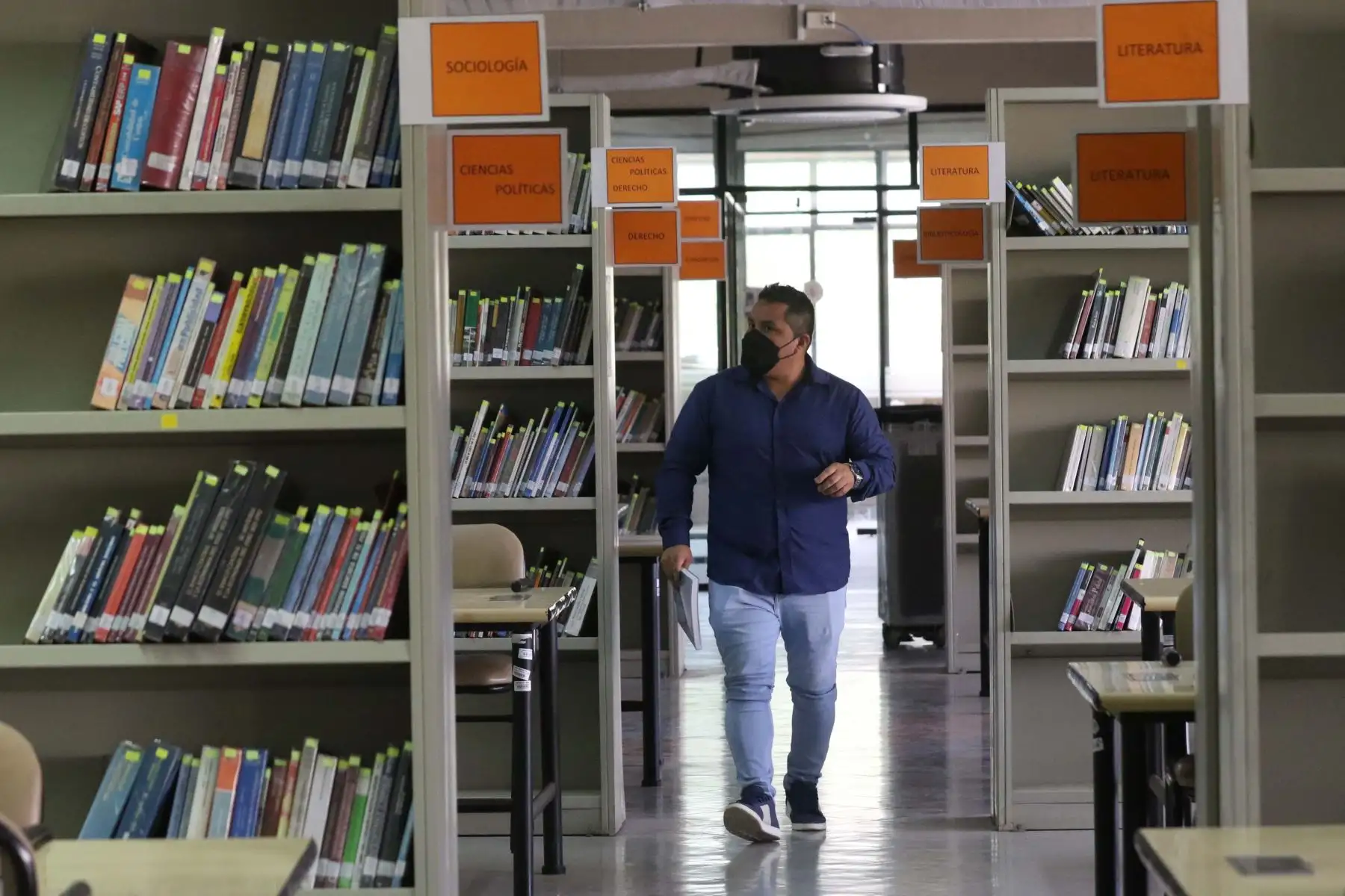 Tras dos años de permanecer cerrada por efectos de la pandemia, la Biblioteca Central Pedro Zulen abre sus puertas desde hoy a la comunidad sanmarquina y al público en general, para que puedan utilizar nuevamente sus instalaciones y acceder a los variados servicios que ofrece, cumpliendo los protocolos de bioseguridad dispuestos por las autoridades sanitarias. Foto: ANDINA/ Eddy Ramos