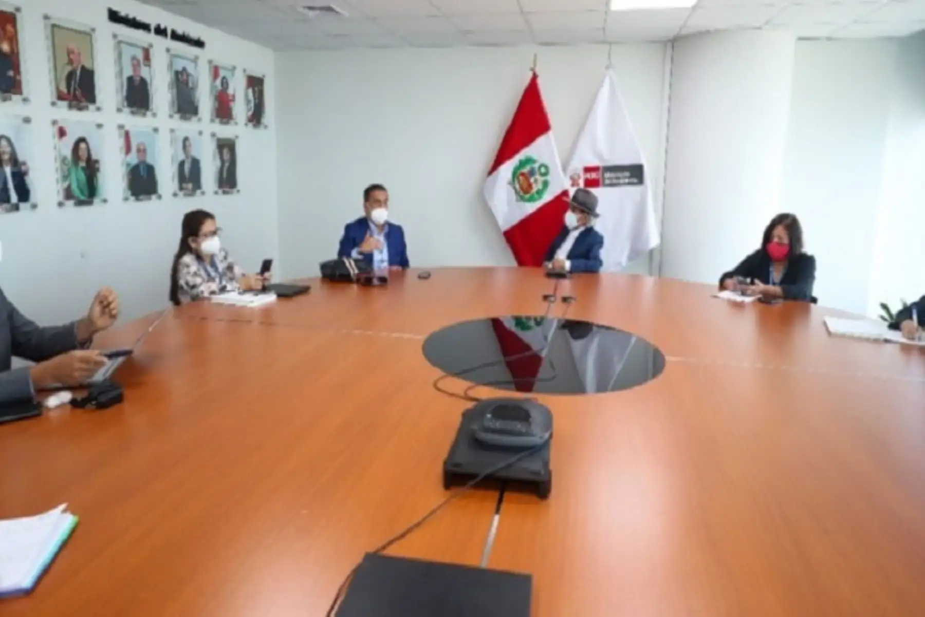 La reunión entre el ministro Modesto Montoya y el gobernador regional Manuel Llempén se realizó en la Sala Manu de la sede del Minam.