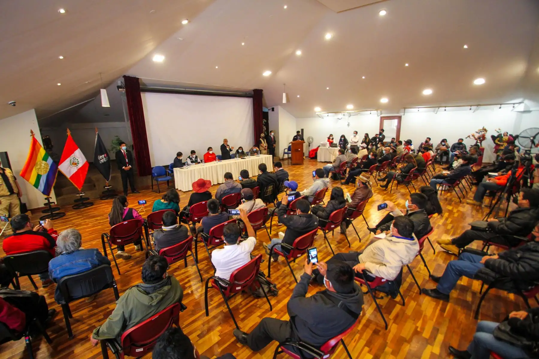 Pcm, Gobierno Regional del Cusco y organizaciones sociales de la región imperial logran el compromiso para que la ciudad imperial sea sede de una sesión de Consejo de Ministros los días 21 y 22 de abril, para suspender el paro de 48 programado por las bases.
Foto: ANDINA/Gobierno Regional de Cusco