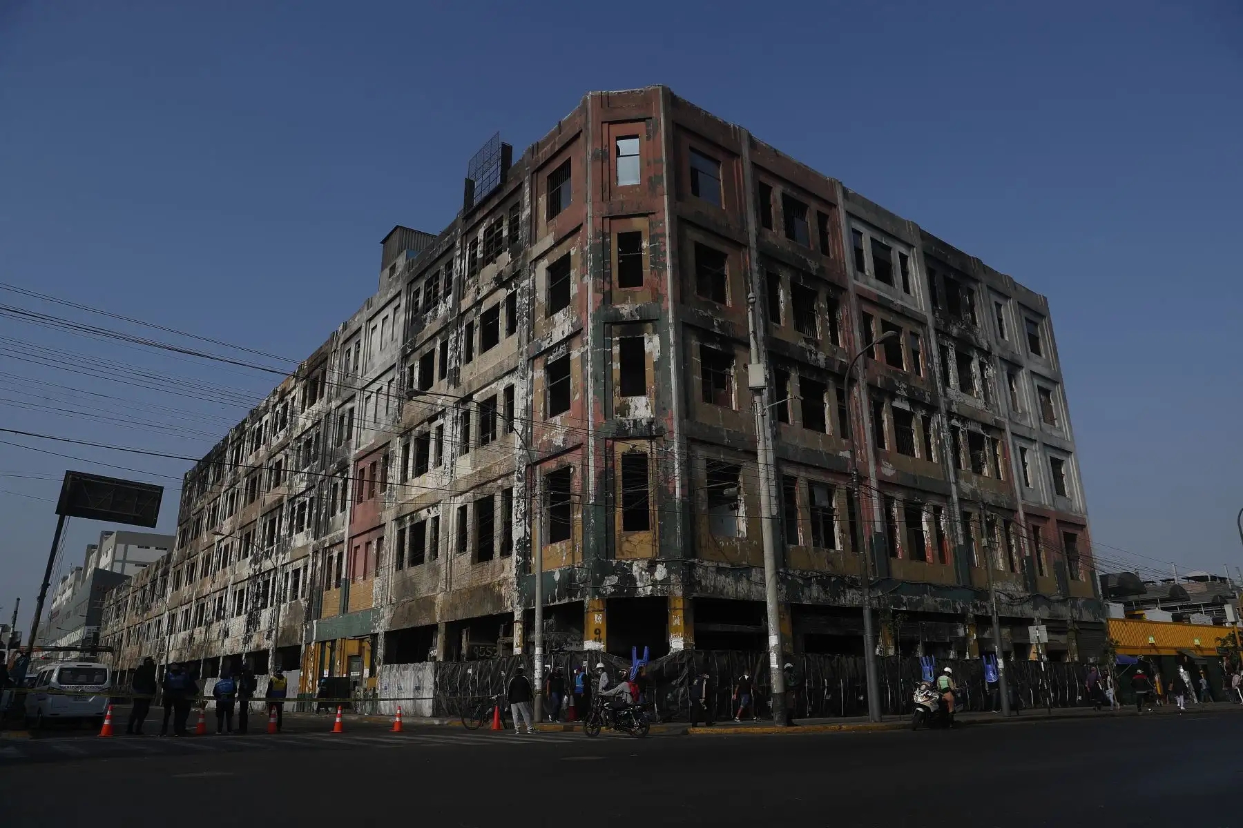 Municipalidad de Lima supervisa inicio de demontaje de estructuras metálicas del edificio Nicolini entre las av. Argentina y av. Haurochirí, en el Cercado de Lima.Foto: ANDINA/Renato Pajuelo