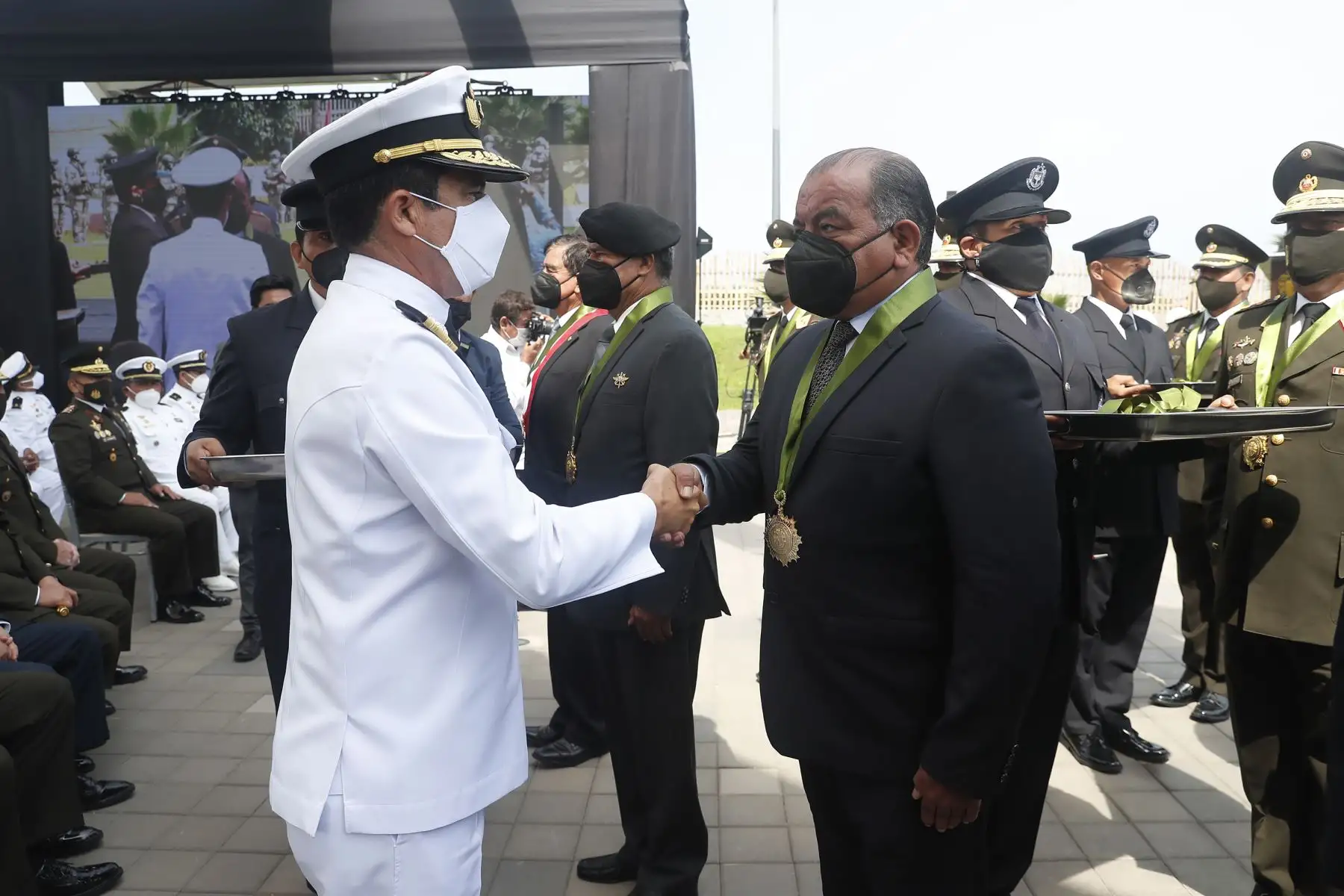 El General (r) César Astudillo recibe reconocimiento por el 25 Aniversario de la exitosa operación militar. Foto: ANDINA/Renato Pajuelo