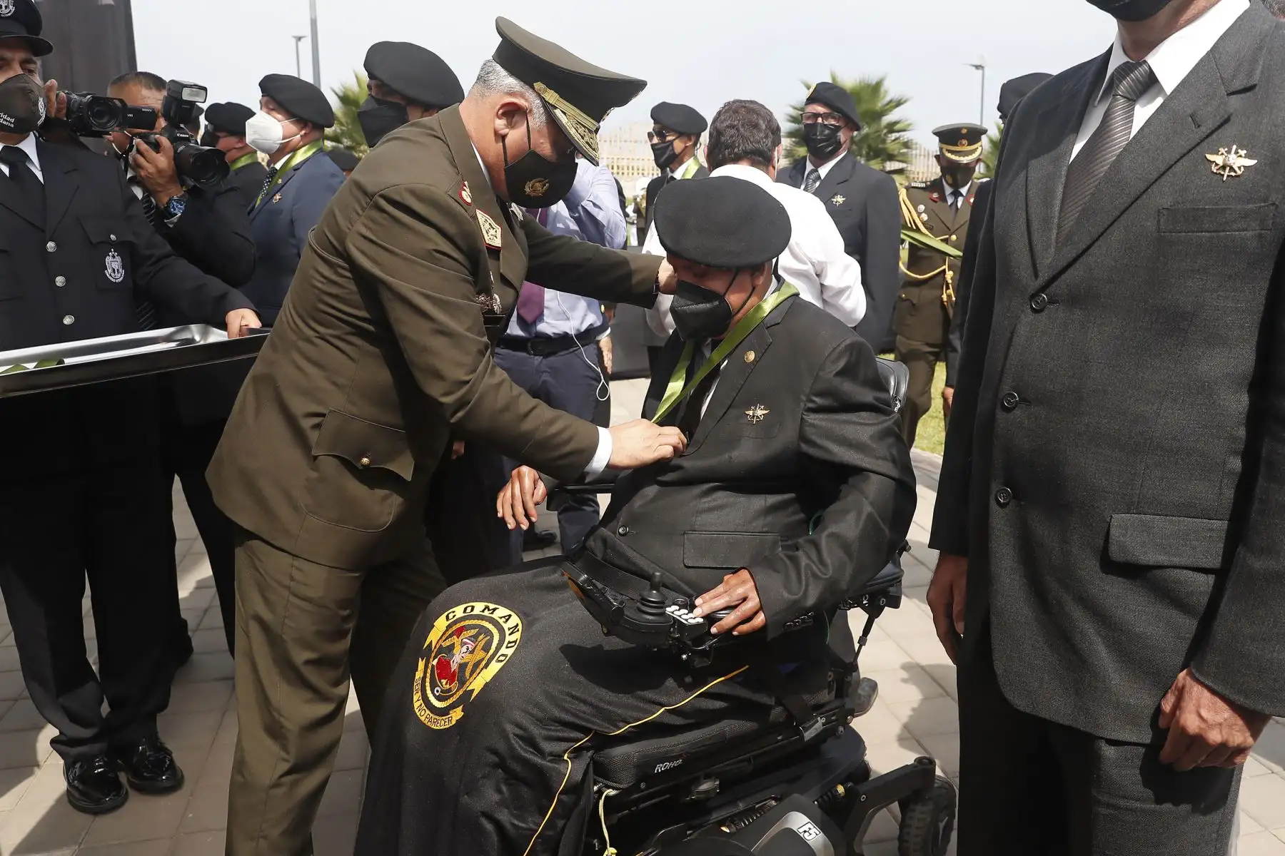 La Municipalidad de San Isidro realizó esta mañana una ceremonia de condecoración a los "Héroes de la Paz" al conmemorarse el 25 Aniversario de la exitosa operación militar. Foto: ANDINA/Renato Pajuelo