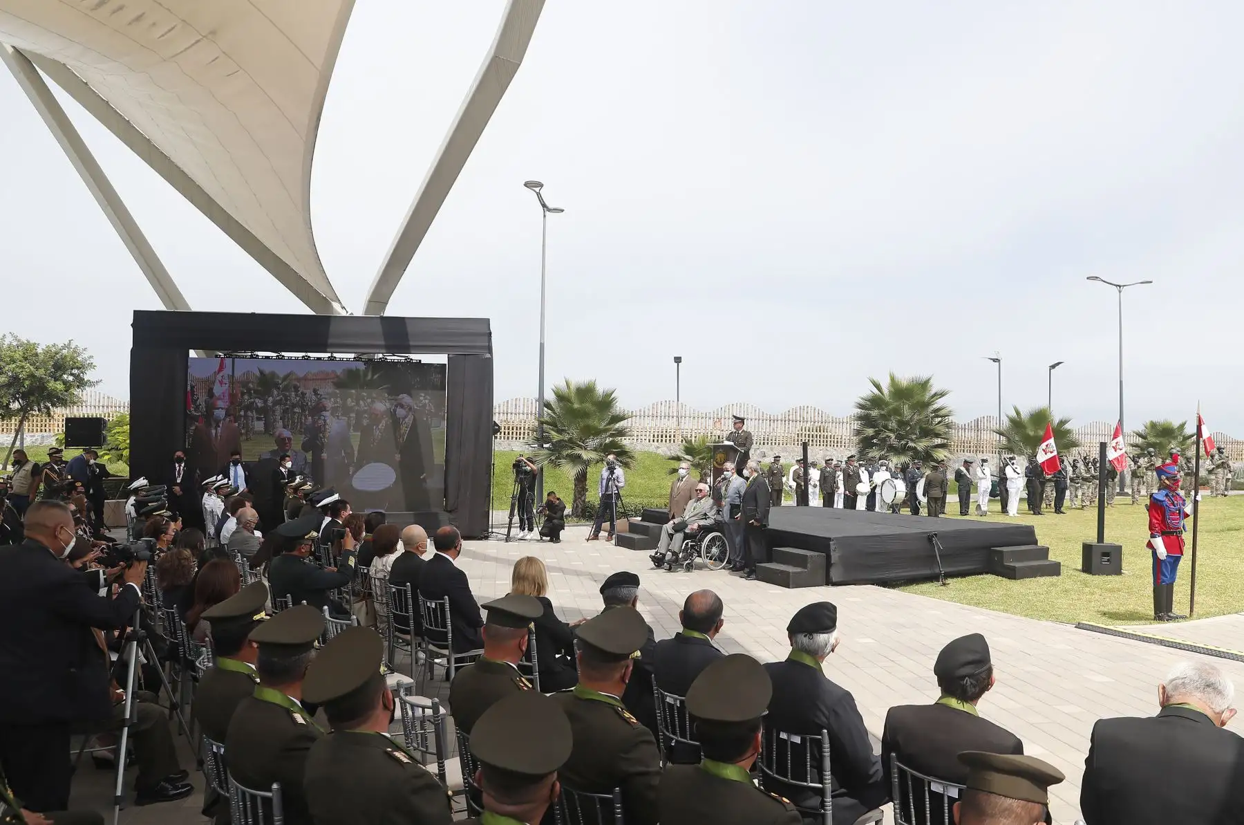La Municipalidad de San Isidro realizó esta mañana una ceremonia de condecoración a los "Héroes de la Paz" al conmemorarse el 25 Aniversario de la exitosa operación militar. Foto: ANDINA/Renato Pajuelo