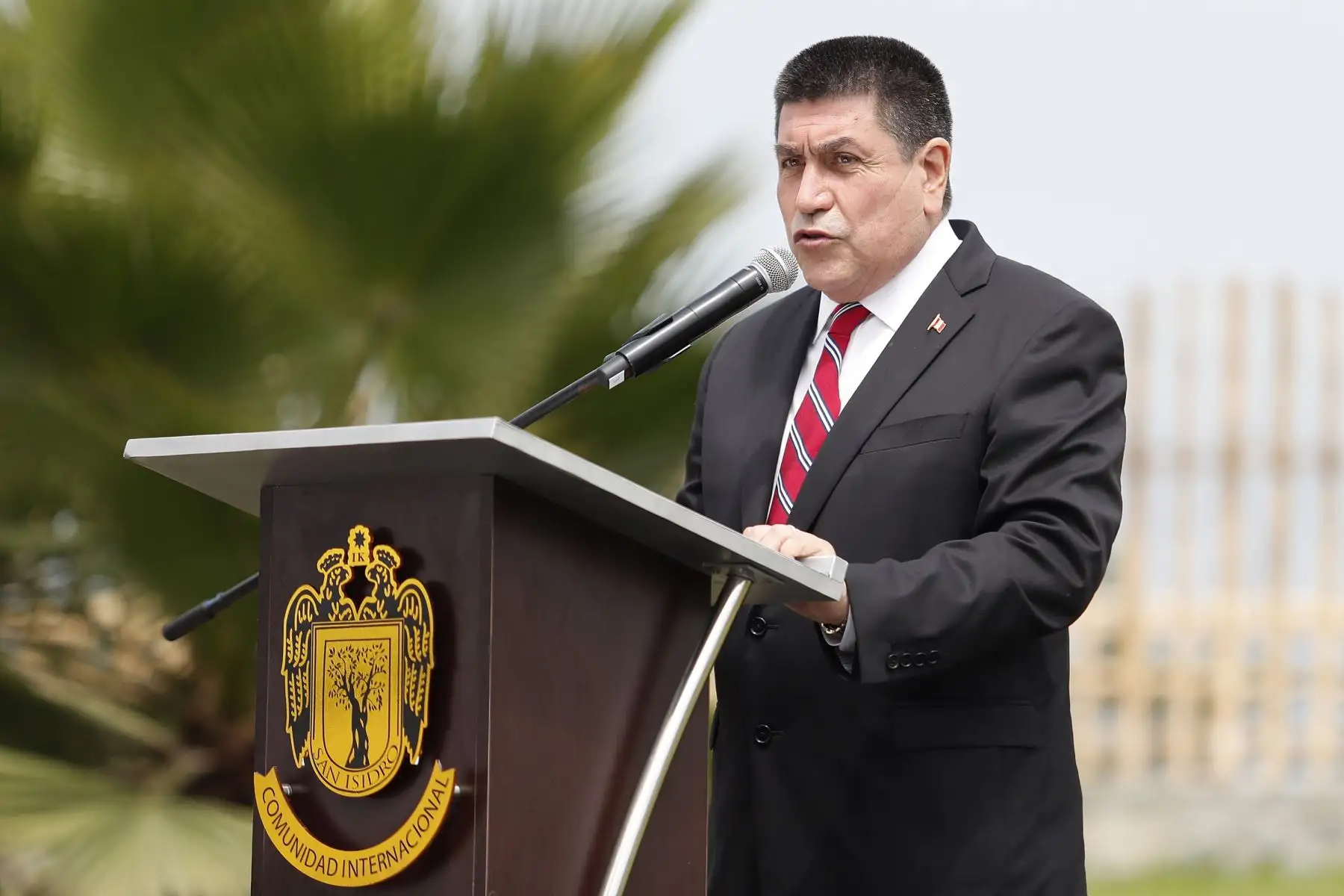 El alcalde de San Isidro, Augusto Cáceres Viñas,  participa en la ceremonia por el 25 Aniversario de la exitosa operación militar. Foto: ANDINA/Renato Pajuelo