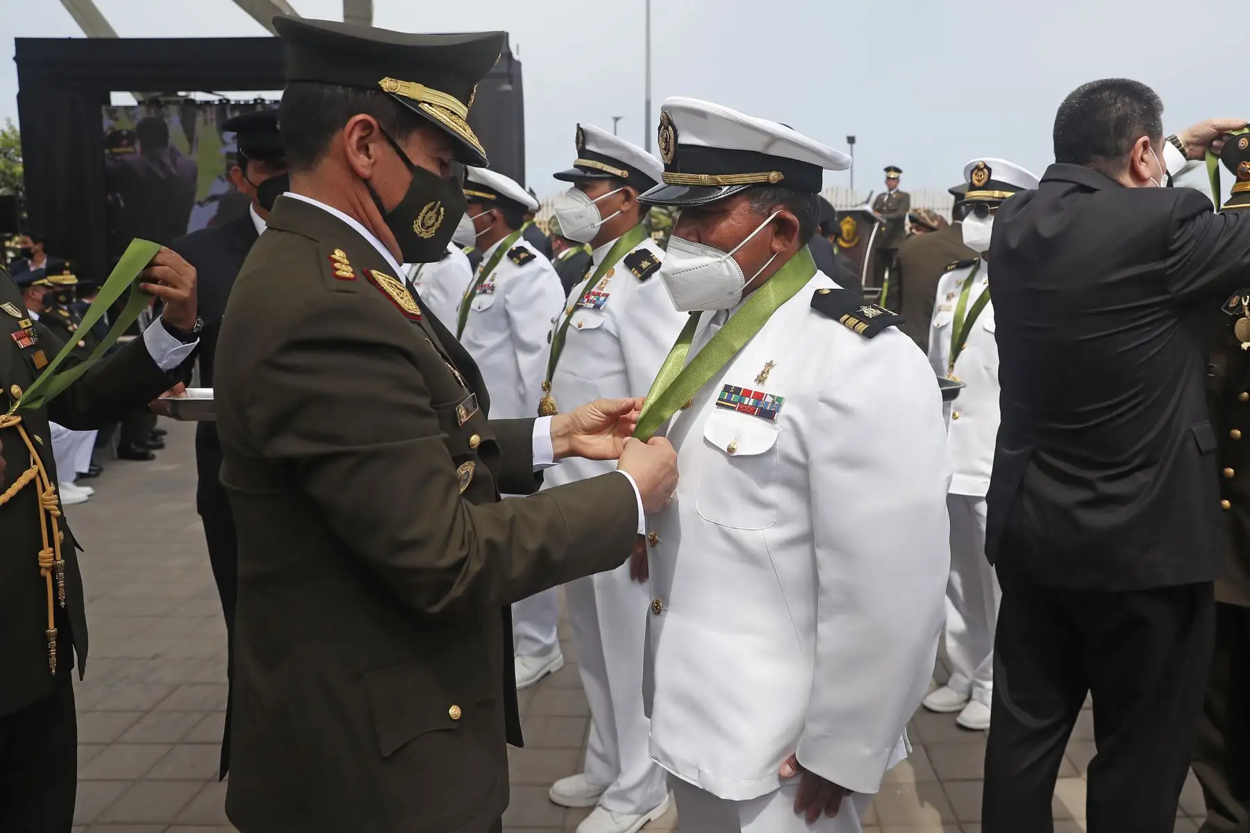 La Municipalidad de San Isidro realizó esta mañana una ceremonia de condecoración a los "Héroes de la Paz" al conmemorarse el 25 Aniversario de la exitosa operación militar. Foto: ANDINA/Renato Pajuelo