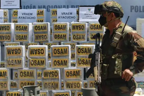 El ministro del Interior, Alfonso Chávarry,  junto al comandante general de la PNP, Vicente Tiburcio  y el director de la Dirandro, Gral. PNP, Deny Rodríguez presenta los resultados de los diversos operativos de interdicción realizados a nivel nacional por la Dirección Antidrogas de la Policía Nacional del Perú.
.Foto: ANDINA/Héctor Vinces