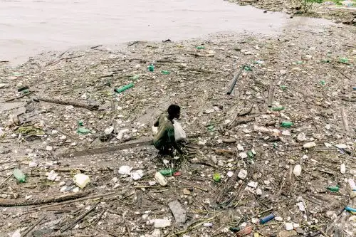 Los daños en la carretera que une el puerto con el resto del país impidieron el paso diario de 13.000 camiones de mercancías. Foto: AFP
