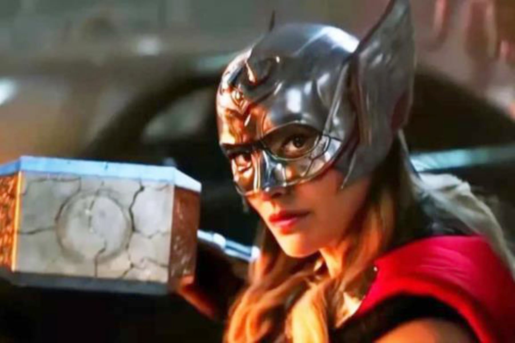Jane Foster sostiene el Mjölnir que ha sido regeneradop (no se sabe cómo) luego de ser destruido por la Diosa de la Muerte, Hela, hermana mayor de Thor y Loki. Foto: Captura de pantalla