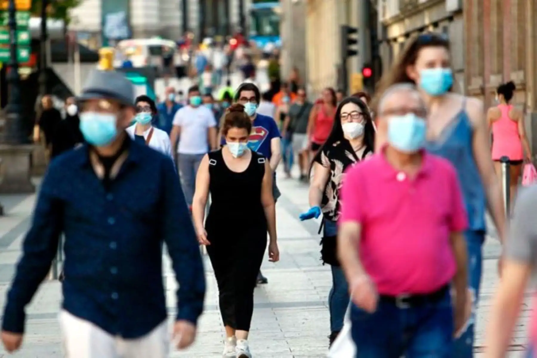 La propuesta del CMP se conoce luego de que el domingo pasado el director ejecutivo de Vigilancia en Salud Pública (CDC) del Ministerio de Salud, César Munayco, adelantara que esta semana se presentaría una propuesta para eliminar el uso de mascarillas en lugares abiertos. Foto: ANDINA.