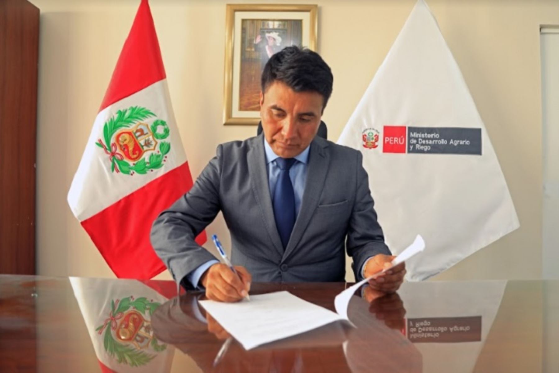Ministro de Desarrollo Agrario y Riego, Óscar Zea, firma acuerdo para destrabar el proyecto Chavimochic III. Foto: Cortesía.