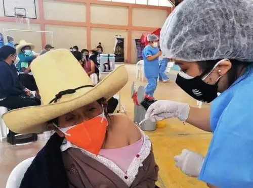 En Cajamarca solo el 40 % de la población ha recibido la tercera dosis de la vacuna contra el covid-19. Existen dificultades, principalmente en zonas rurales, para avanzar con el proceso, afirma la Diresa. Foto: ANDINA/difusión.