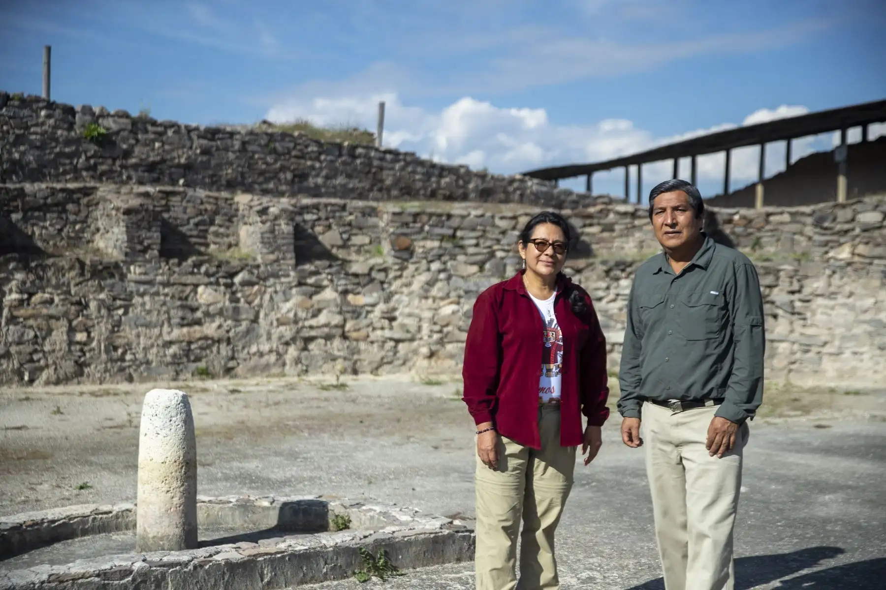 Arqueóloga Martha Cabrera y arqueólogo José Ochatoma Paravicino, supervisan las estructuras del Complejo Arqueológico Wari en Ayacucho.Foto: ANDINA/Carla Patiño Ramírez