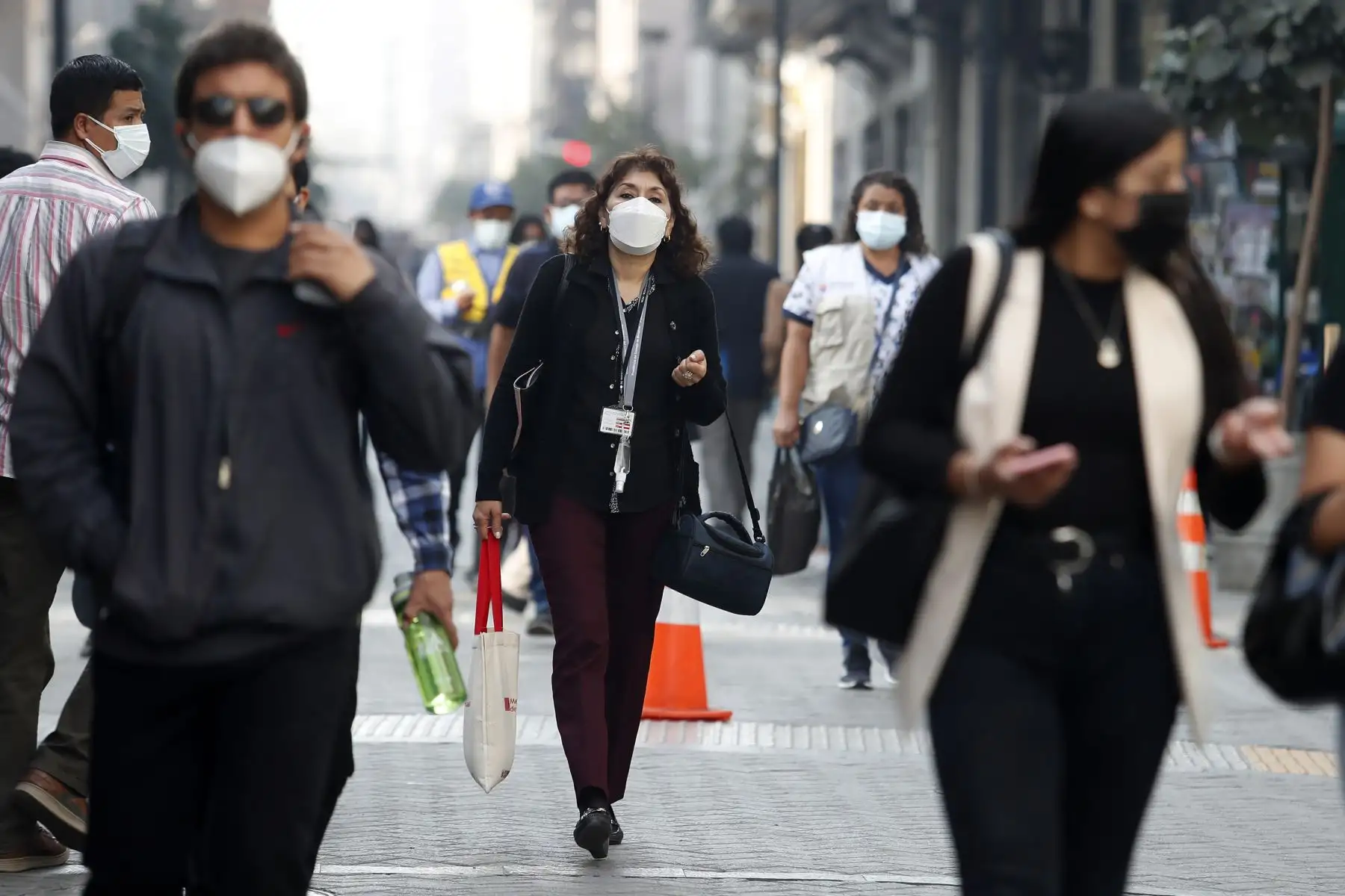 Las regiones donde se podrá dejar de usar la mascarilla al aire libre son Ica, que alcanzó el 85.1 % de su población mayor de 60 años con las tres dosis; Callao (84.9 %), Lima Metropolitana (83.5 %), Lima Provincias (83.0 %) y Áncash (80.7 %). Foto: ANDINA/Renato Pajuelo.