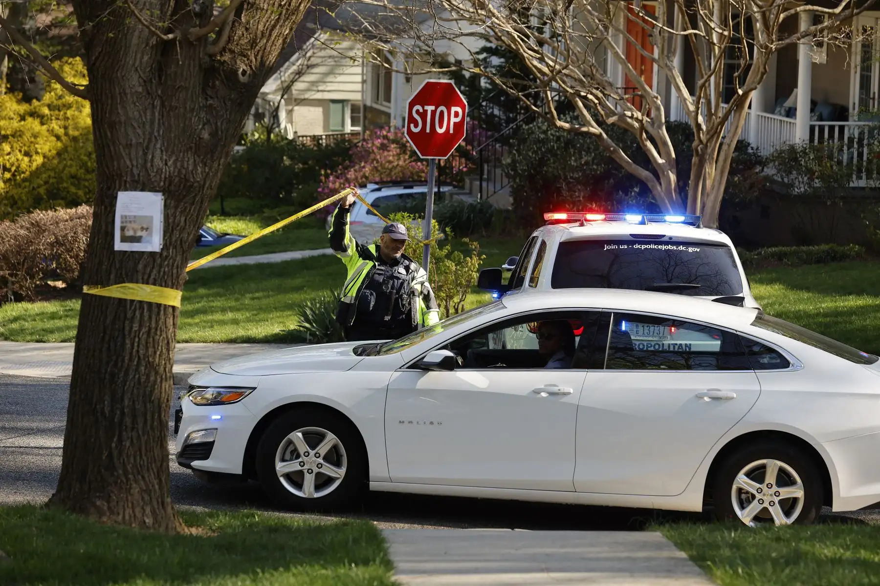 Agentes disparan a intruso en edificio de la Embajada de Perú en Washington. Foto: AFP Agentes disparan a intruso en edificio de la Embajada de Perú en Washington. Foto: AFP
