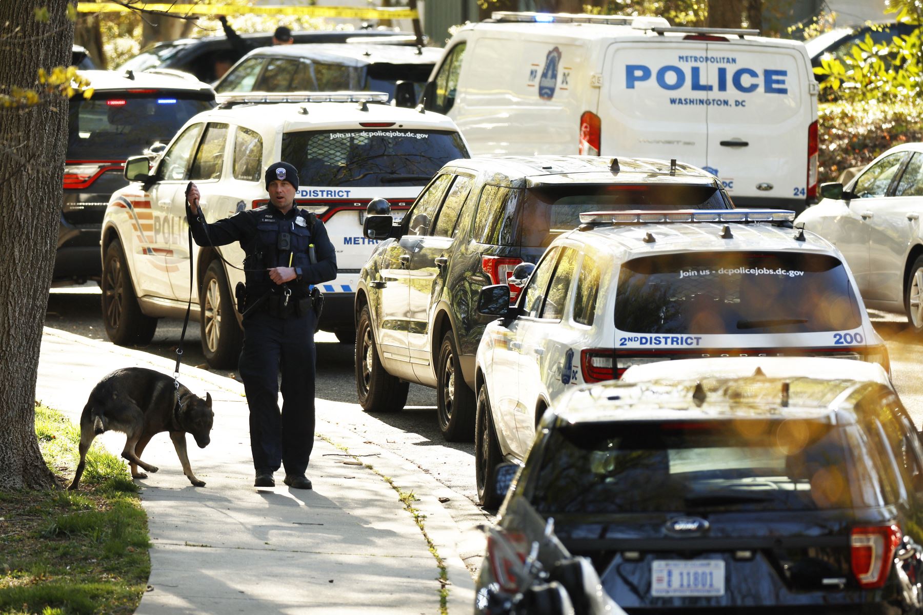 Un oficial de la Policía Metropolitana controla el tráfico en la calle cerca de la Embajada de Perú después de que oficiales del Servicio Secreto de los EE. UU. dispararan y mataran a una persona que había entrado sin autorización a la embajada temprano en la mañana en el vecindario Tony Chevy Chase el 20 de abril de 2022 en Washington, DC. Foto: AFP