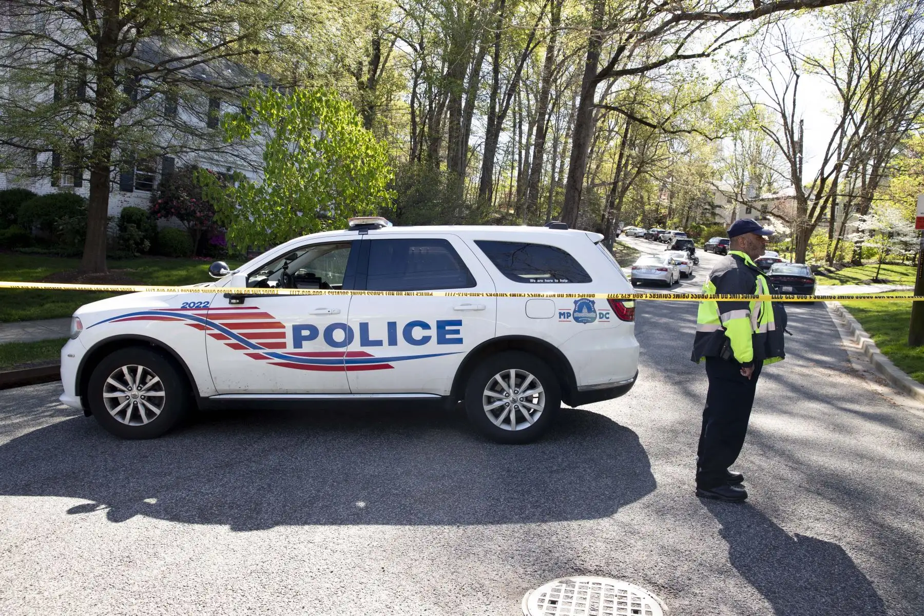Policía de Washington, DC se encuentra junto a una cinta policial cerca de la embajada peruana luego de un incidente de emergencia en Washington, DC, EE. en la residencia del embajador peruano en Washignton, DC. Foto: EFE Policía de Washington, DC se encuentra junto a una cinta policial cerca de la embajada peruana luego de un incidente de emergencia en Washington, DC, EE. en la residencia del embajador peruano en Washignton, DC. Foto: EFE