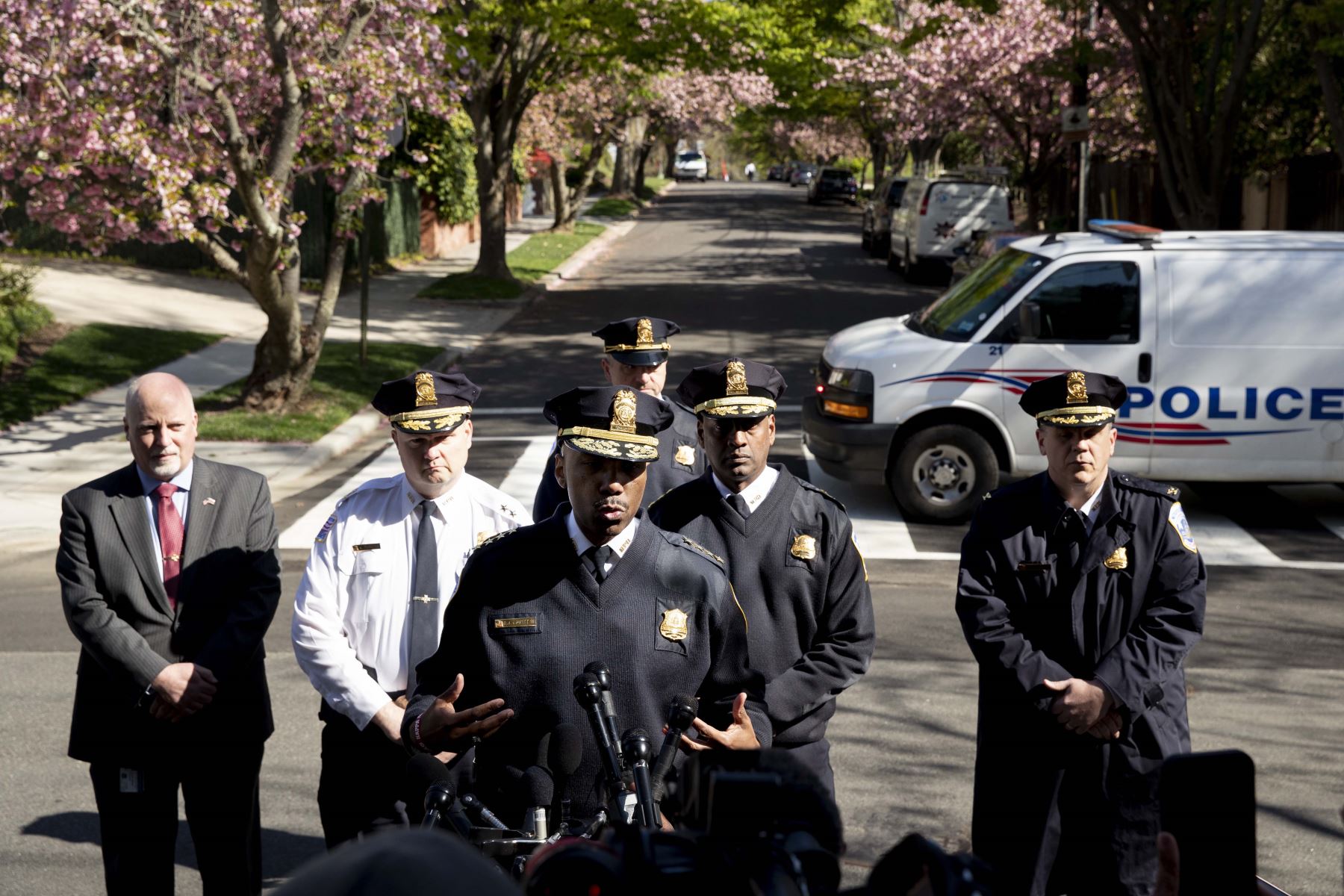 El jefe de la Policía Metropolitana, Robert Contee, habla con los reporteros después de que agentes del Servicio Secreto de EE. UU. Foto: AFP
