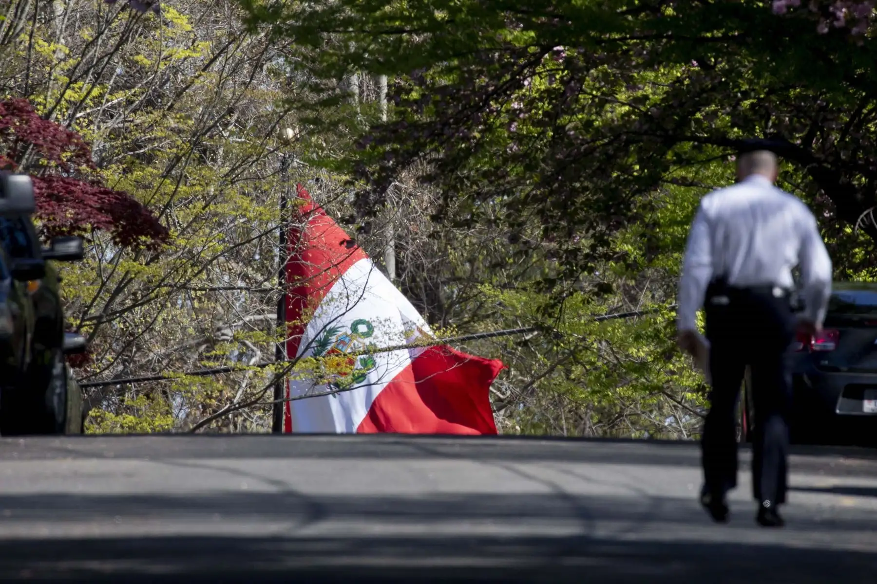 La bandera nacional del Perú se ve en la Embajada del Perú mientras un oficial de policía camina por la calle en Washington, DC, Estados Unidos. Foto: EFE La bandera nacional del Perú se ve en la Embajada del Perú mientras un oficial de policía camina por la calle en Washington, DC, Estados Unidos. Foto: EFE