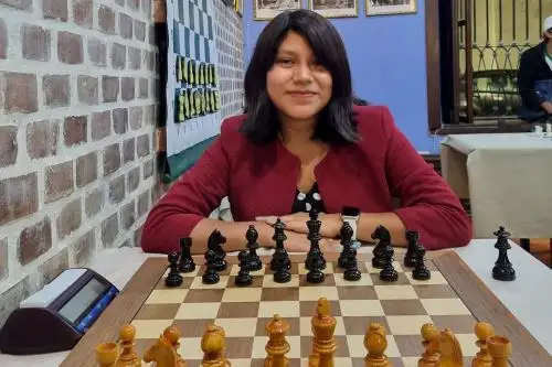 En el grupo Premier -solo integrado por féminas- la peruana Deisy Cori (2.391) acorraló la dama de la polaca Oliwia Kiolbasa (2.388) y la doblegó en 30 movidas de una apertura Inglesa. Foto: Facebook Daisy Cori