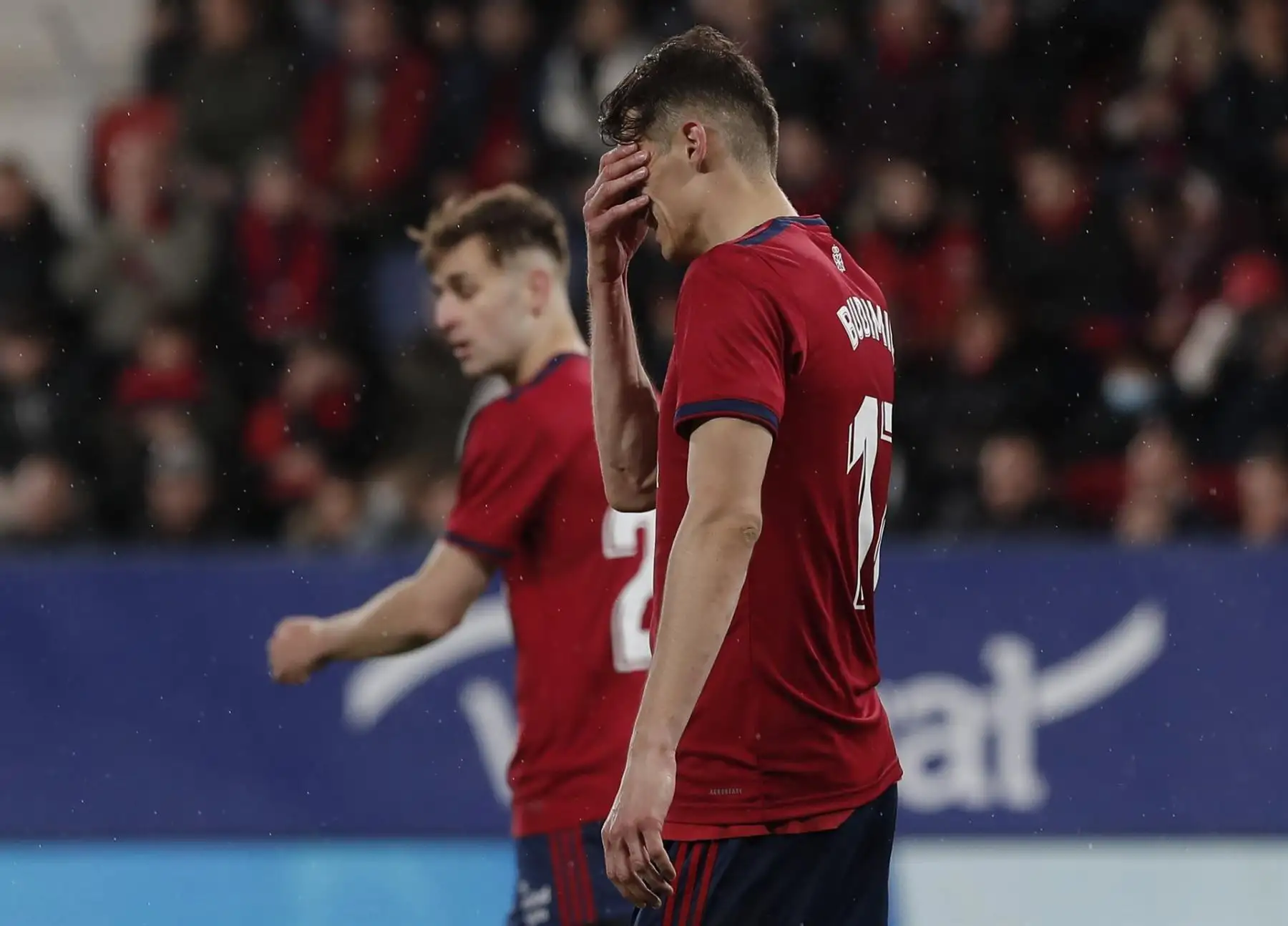 El delantero croata de Osasuna Ante Budimir durante el encuentro correspondiente a la jornada 33 de Liga en Primera División que Osasuna y Real Madrid disputaron hoy miércoles en el estadio de El Sadar, en Pamplona. 
Foto: ANDINA/EFE