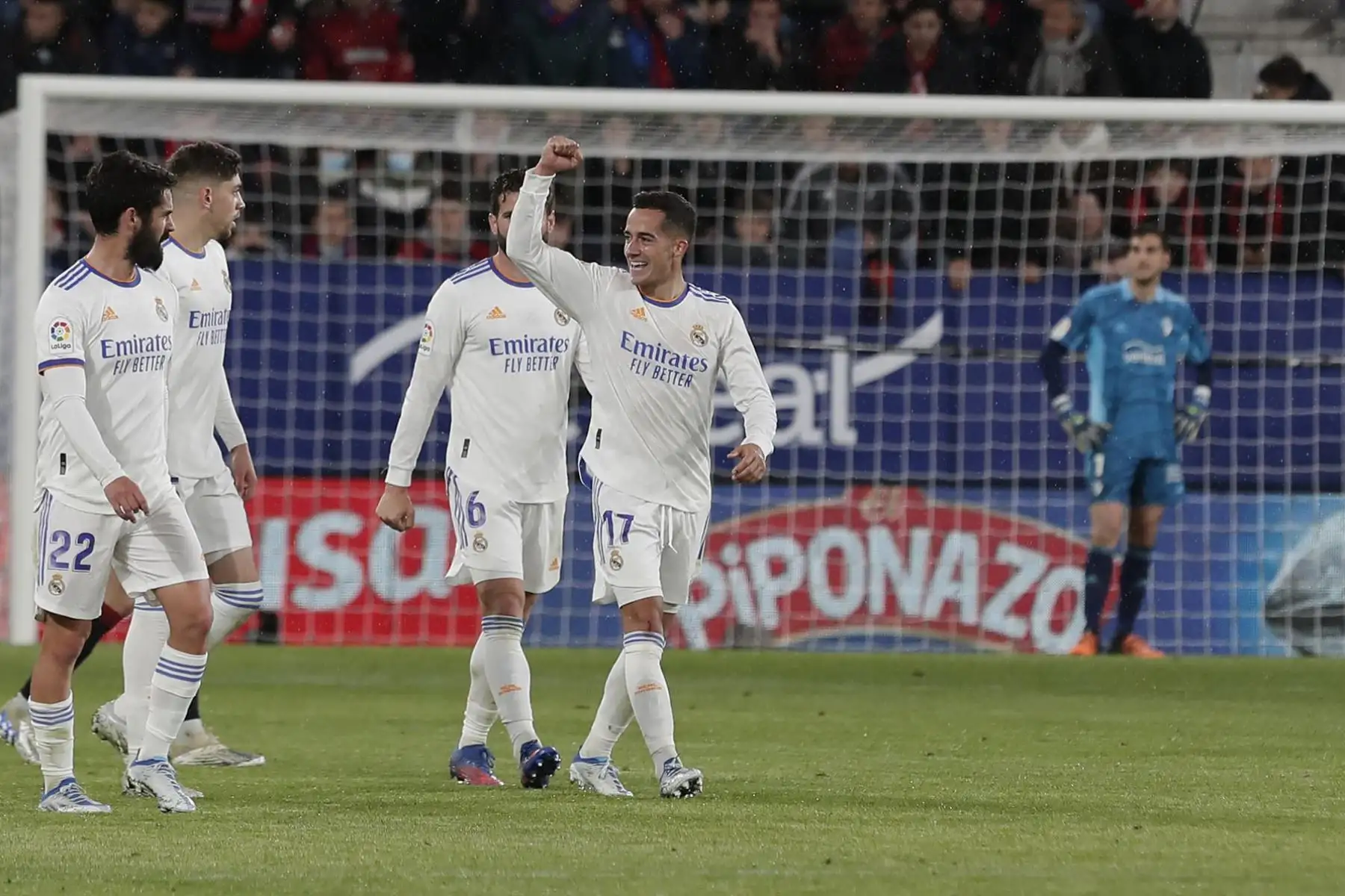 El centrocampista Real Madrid, Lucas Vázquez, celebra el tercer gol del equipo madridista durante el encuentro correspondiente a la jornada 33 de primera división que han disputado hoy miércoles frente a Osasuna en el estadio del Sadar, en Pamplona.
Foto: ANDINA/EFE