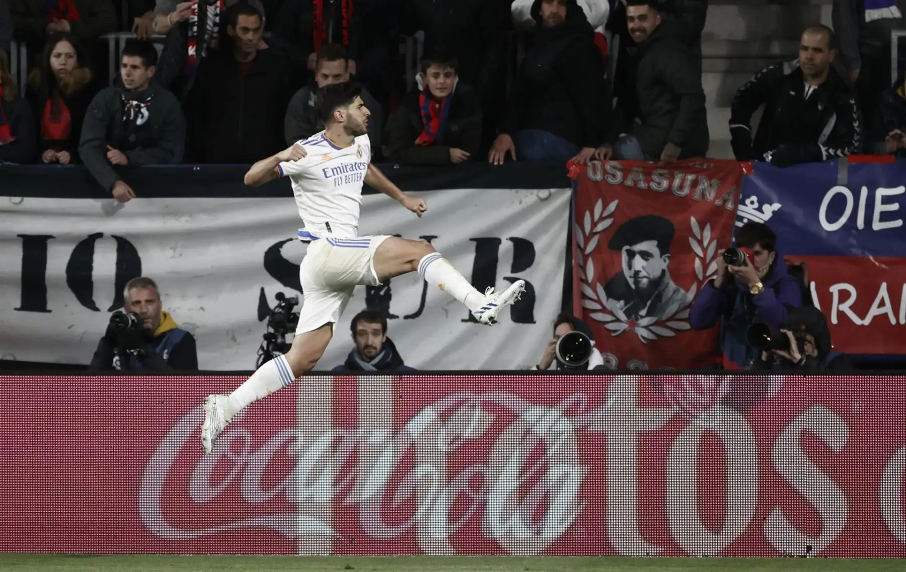 El centrocampista del Real Madrid, Marco Asensio, celebra el segundo gol del equipo madridista durante el encuentro correspondiente a la jornada 33 de primera división que disputan hoy miércoles frente a Osasuna en el estadio del Sadar, en Pamplona.
Foto: ANDINA/EFE