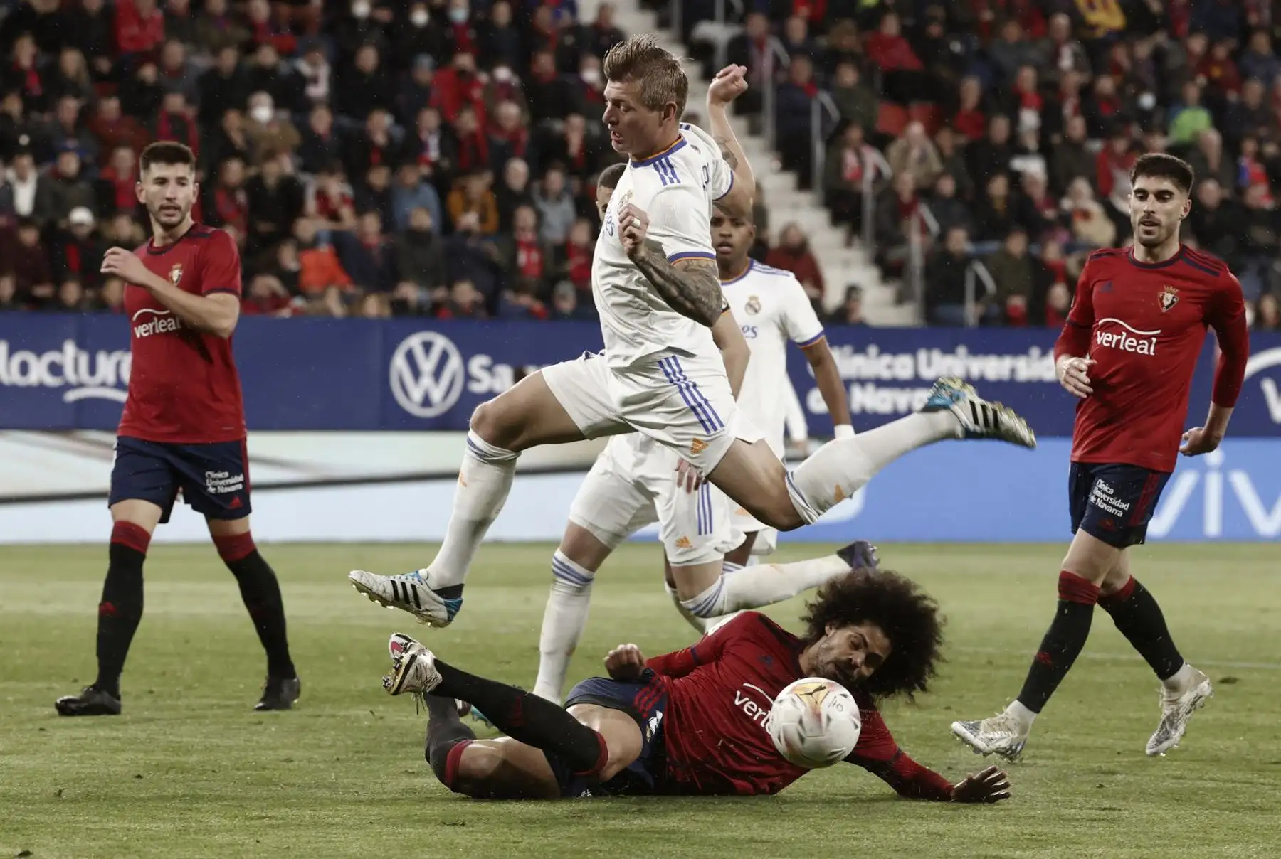 El centrocampista alemán del Real Madrid, Toni Kroos, salta ante la entrada del defensa de Osasuna, Aridane, durante el encuentro correspondiente a la jornada 33 de primera división que disputan hoy miércoles en el estadio del Sadar, en Pamplona.
Foto: ANDINA/EFE