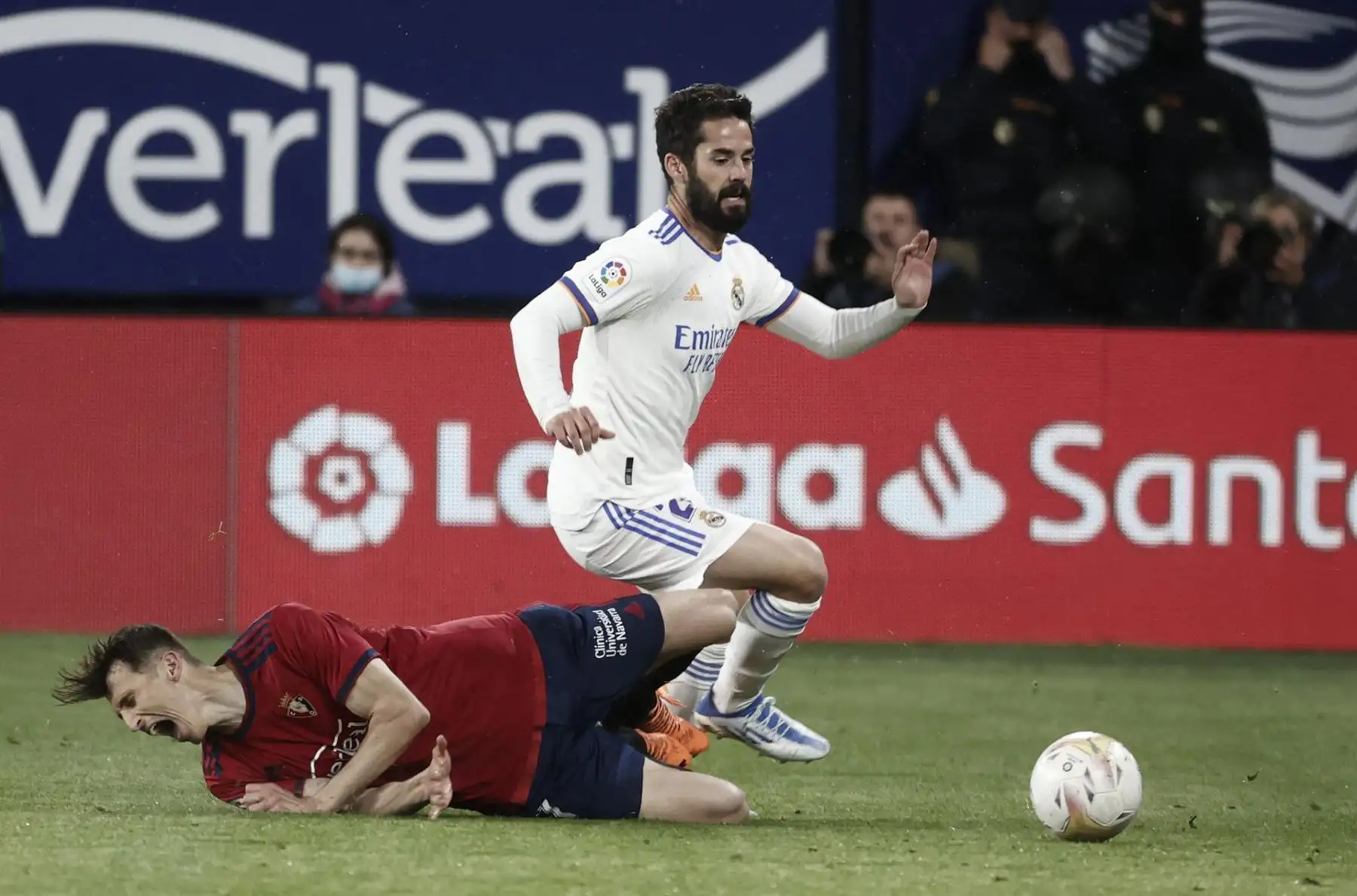 El centrocampista del Real Madrid, Francisco Román "Isco" (d), se lleva el balón ante el delantero croata de Osasuna, Ante Budimir, durante el encuentro correspondiente a la jornada 33 de primera división que disputan hoy miércoles en el estadio del Sadar, en Pamplona
Foto: ANDINA/EFE