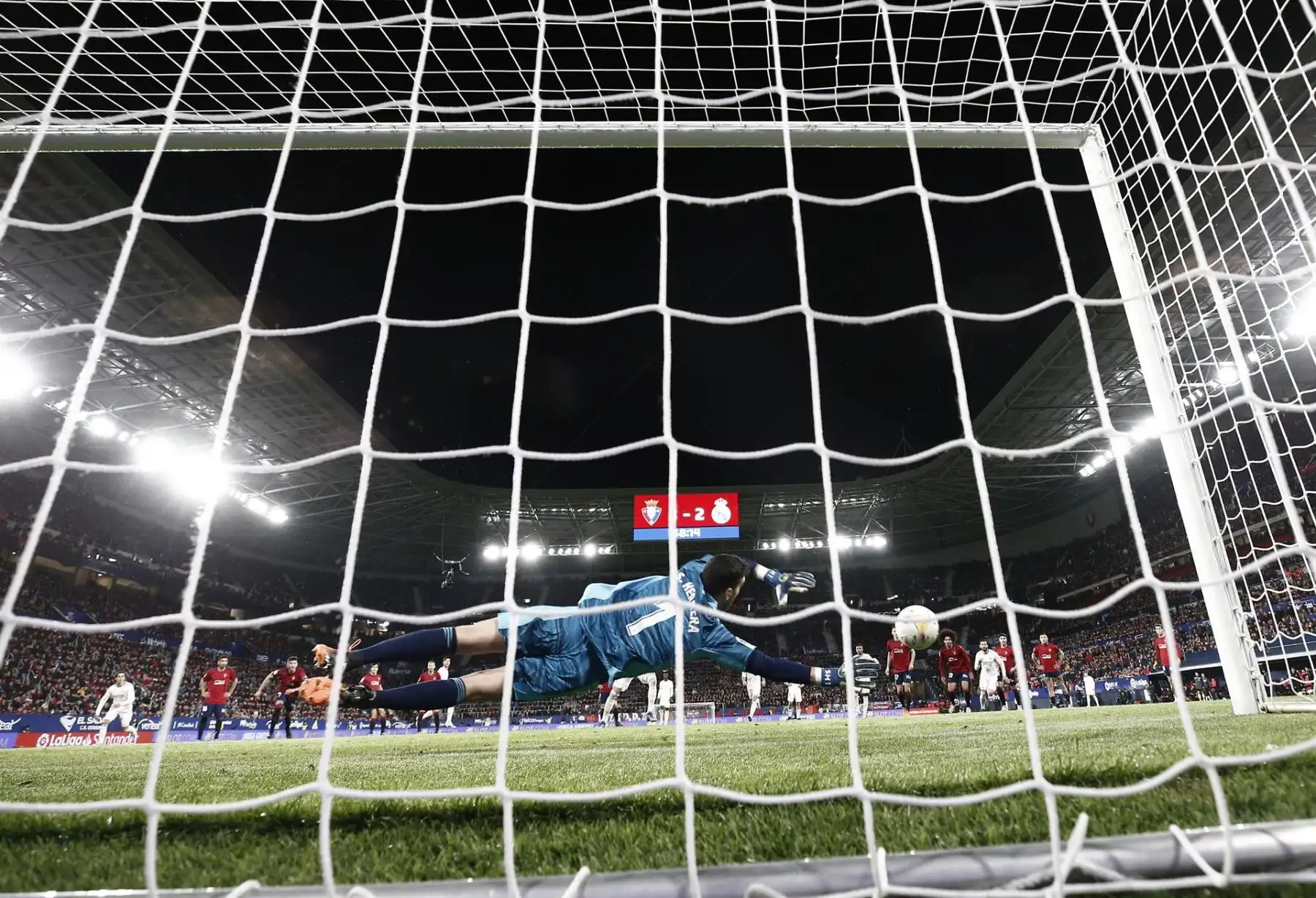 El guardameta de Osasuna, Sergio Herrera, detiene el segundo penalti lanzado por el delantero francés del Real Madrid, Karim Benzema, durante el encuentro correspondiente a la jornada 33 de primera división que han disputado hoy miércoles en el estadio del Sadar, en Pamplona.
Foto: ANDINA/EFE