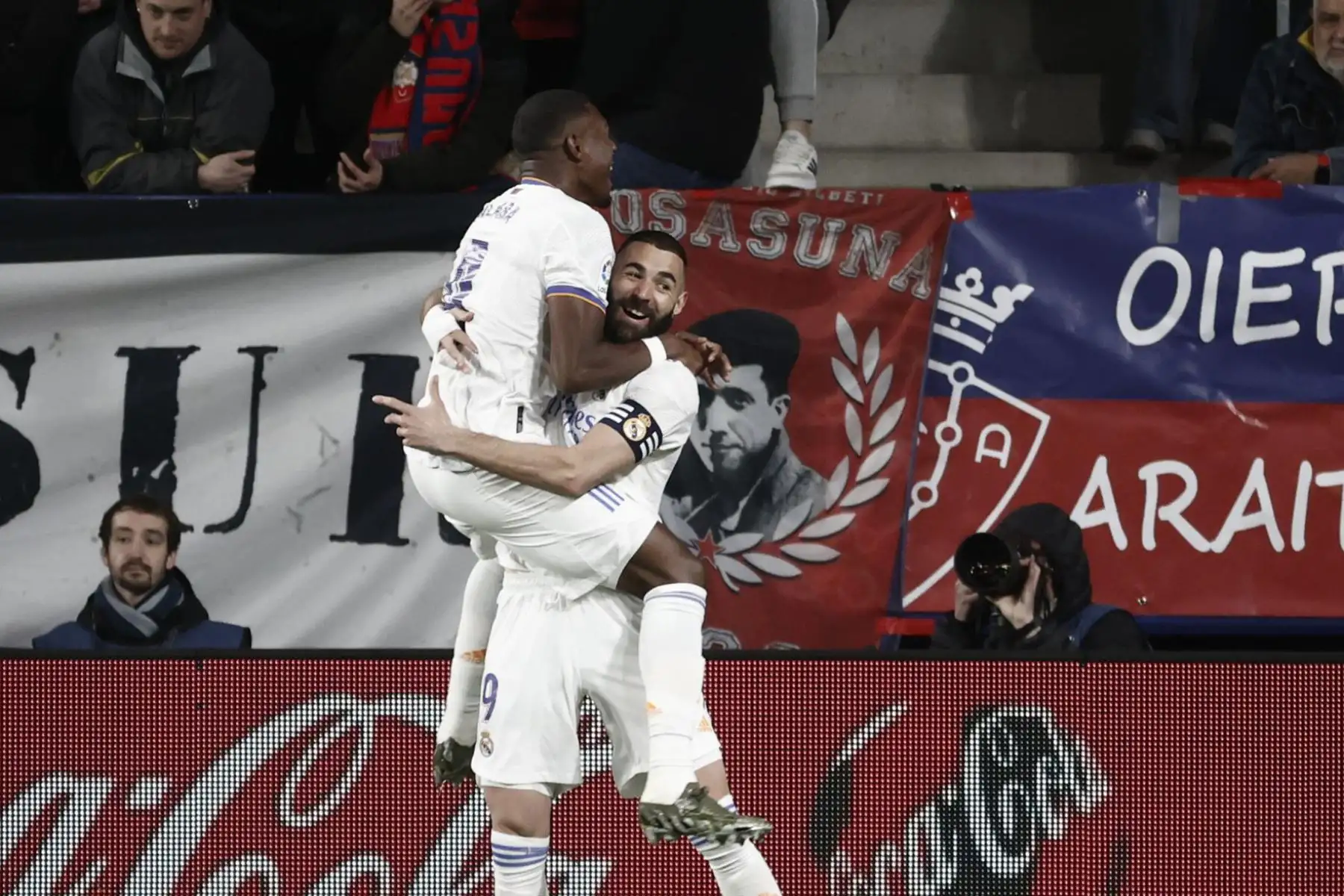 El defensa del Real Madrid David Alaba (i) celebra con Karim Benzemá tras marcar ante Osasuna, durante el partido de Liga en Primera División que disputan este miércoles en el estadio de El Sadar, en Pamplona.
Foto: ANDINA/EFE