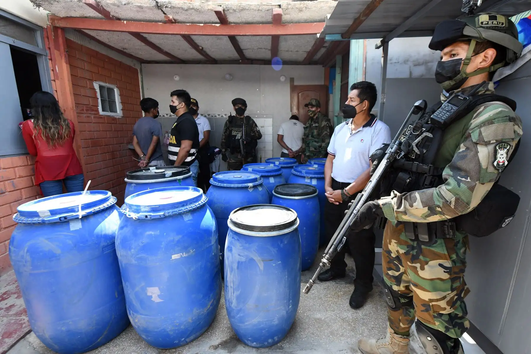 La Policía Nacional del Perú (PNP) logró incautar hoy más de una tonelada y media de marihuana creepy, procedente de Colombia, al interior de una vivienda ubicada en el distrito de Chorrillos.
Foto: ANDINA/ Mininter