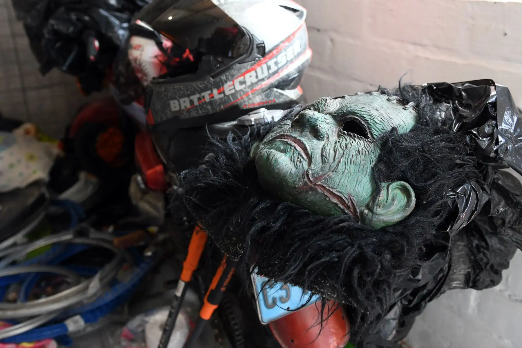 Además de la marihuana, denominada "moño rojo" o "creepy", los agentes hallaron motocicletas y máscaras que usarían para cometer delitos. De igual manera, detuvieron a 3 personas con antecedentes policiales.
Foto: ANDINA/ Mininter
