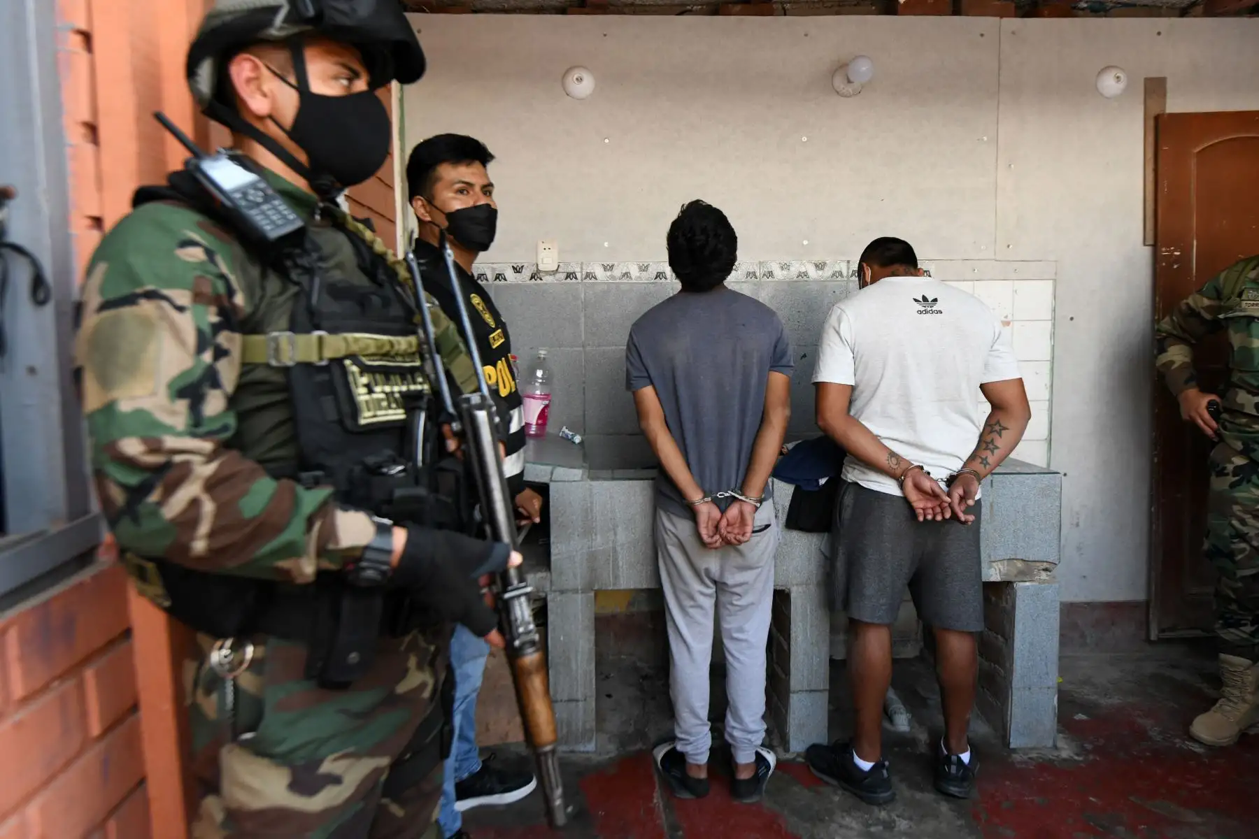 Además de la marihuana, denominada "moño rojo" o "creepy", los agentes hallaron motocicletas y máscaras que usarían para cometer delitos. De igual manera, detuvieron a 3 personas con antecedentes policiales.
Foto: ANDINA/ Mininter