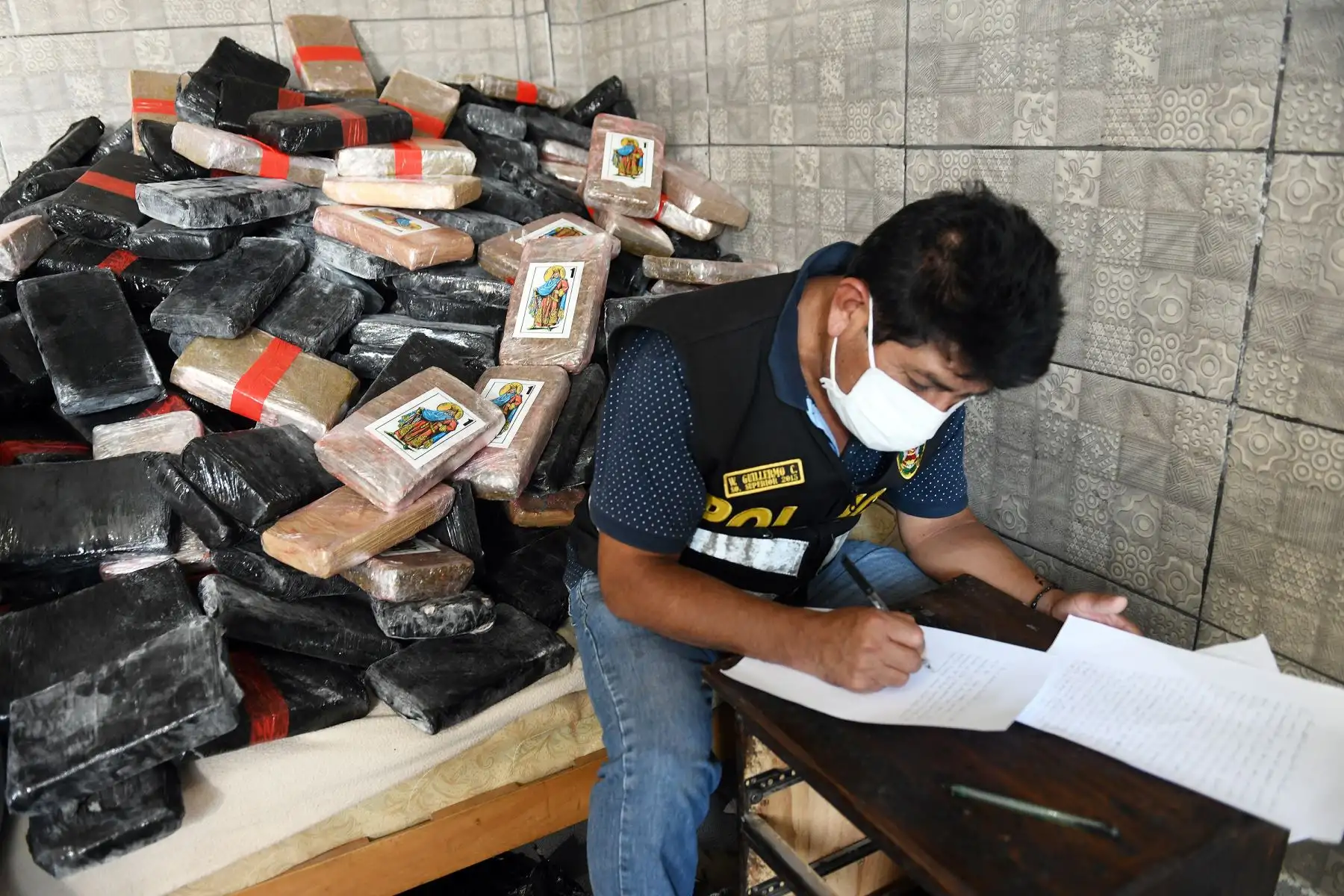 La Policía Nacional del Perú (PNP) logró incautar hoy más de una tonelada y media de marihuana creepy, procedente de Colombia, al interior de una vivienda ubicada en el distrito de Chorrillos.
Foto: ANDINA/ Mininter