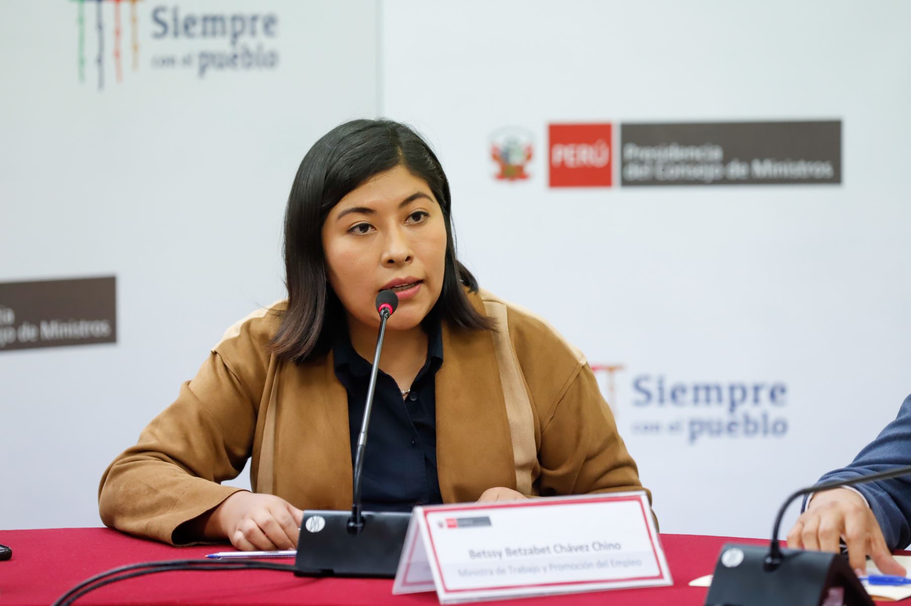 Ministra de Trabajo envía saludo fraterno a todos los trabajadores del Perú